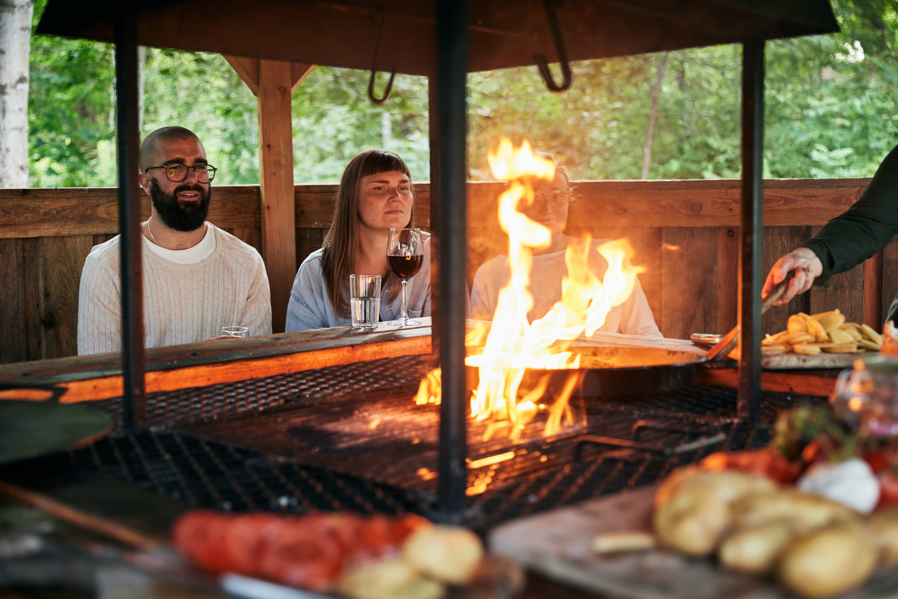Utomhusmatlagning hos Kroppefjäll B&B