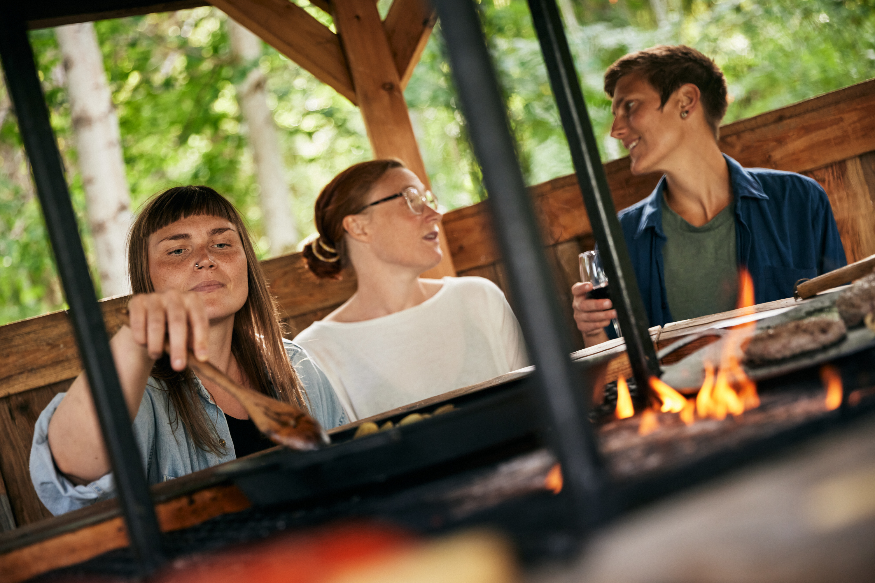 Utomhusmatlagning hos Kroppefjäll B&B