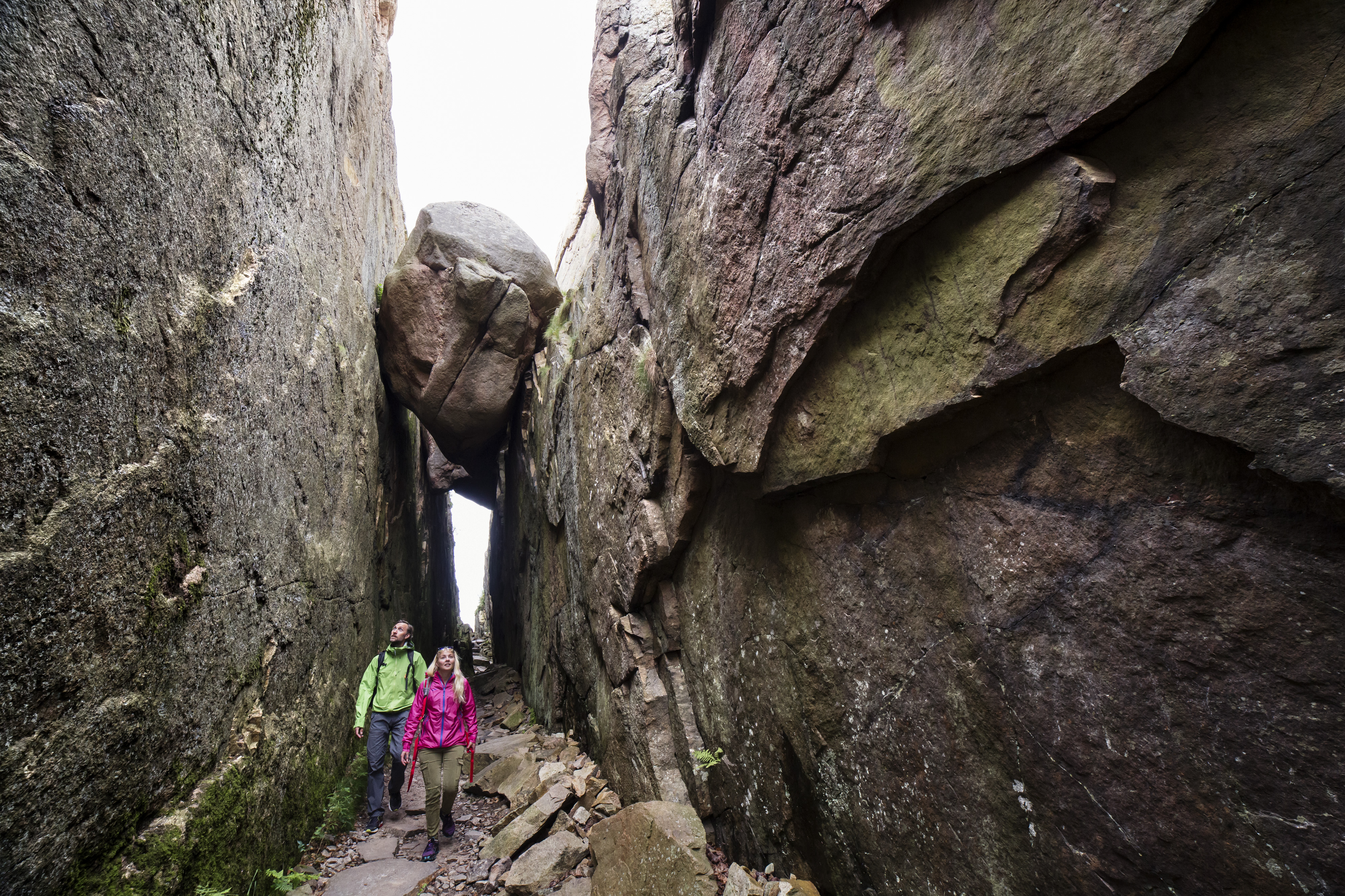 Par går genom bergsklyfta