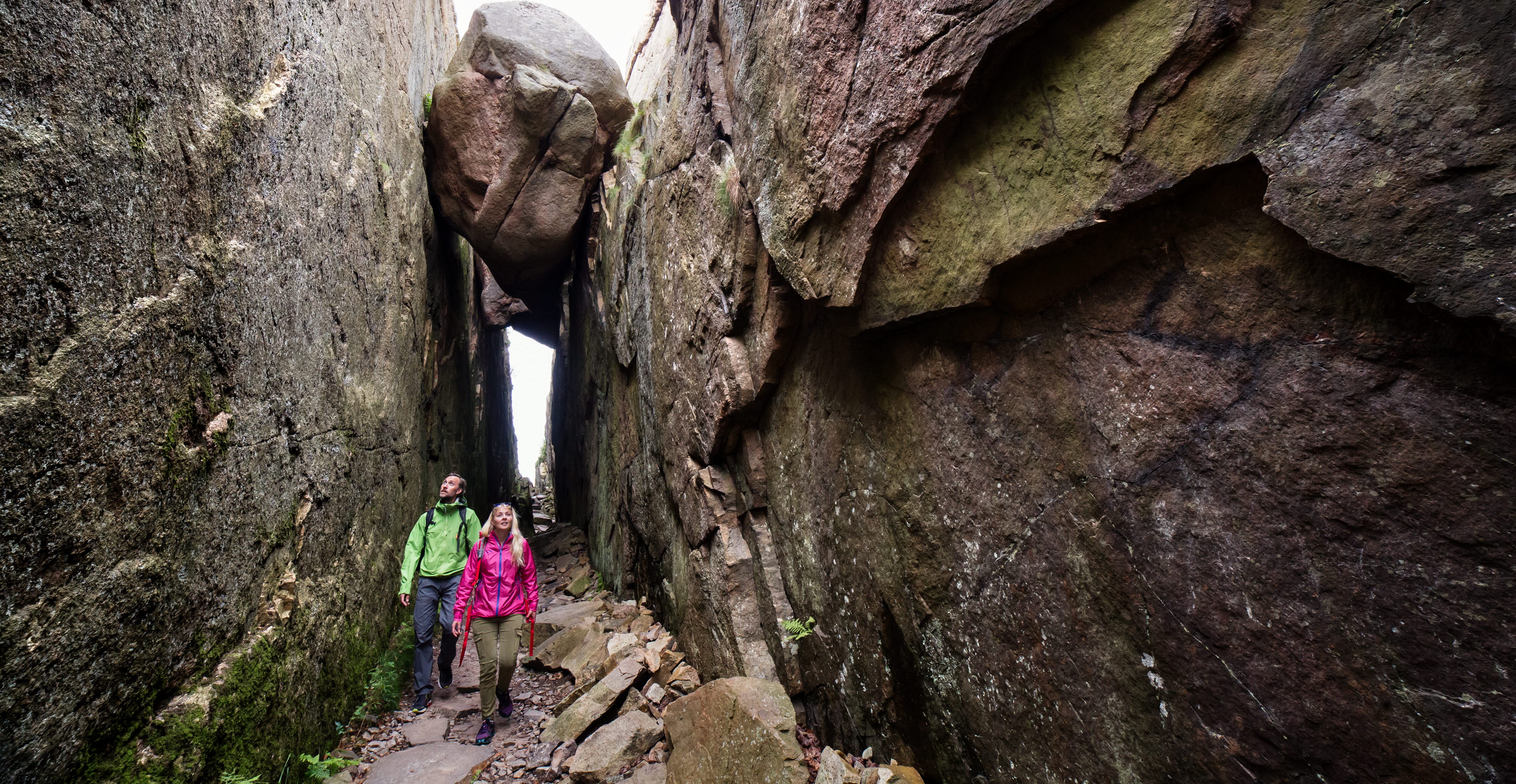 Par går genom bergsklyfta