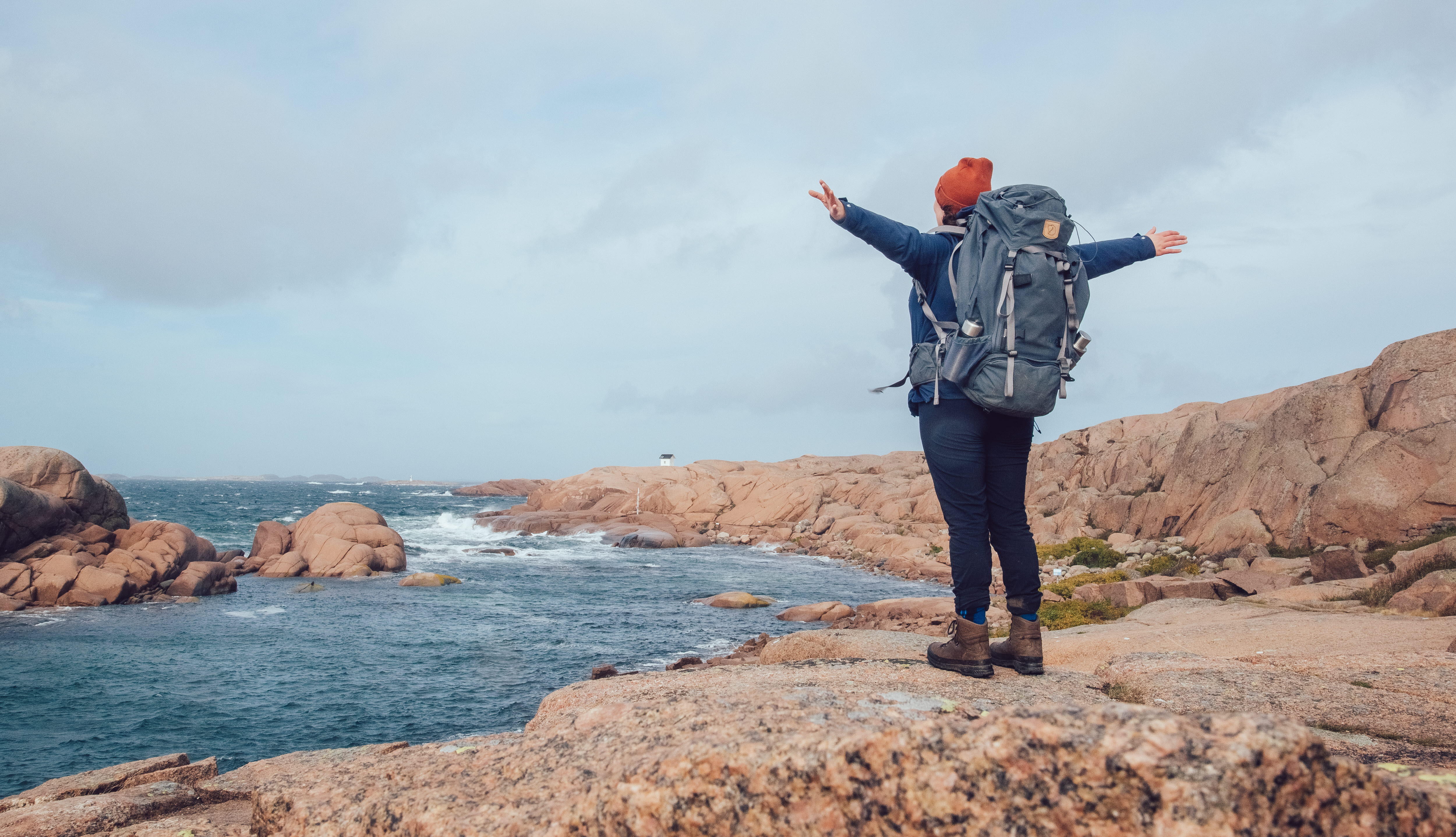 Kvinna som vandrar Kuststigen genom Lysekil