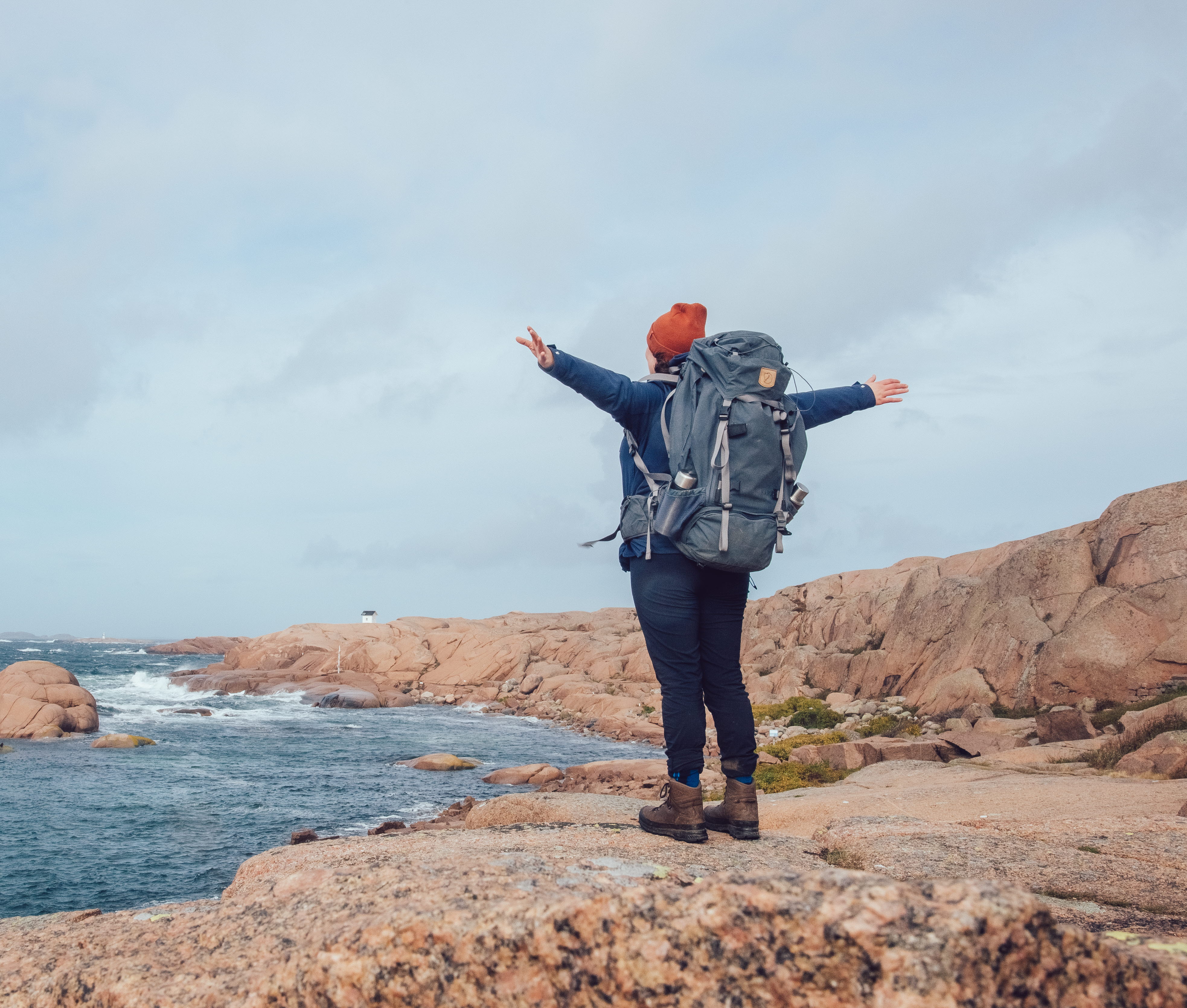 Kvinna som vandrar Kuststigen genom Lysekil