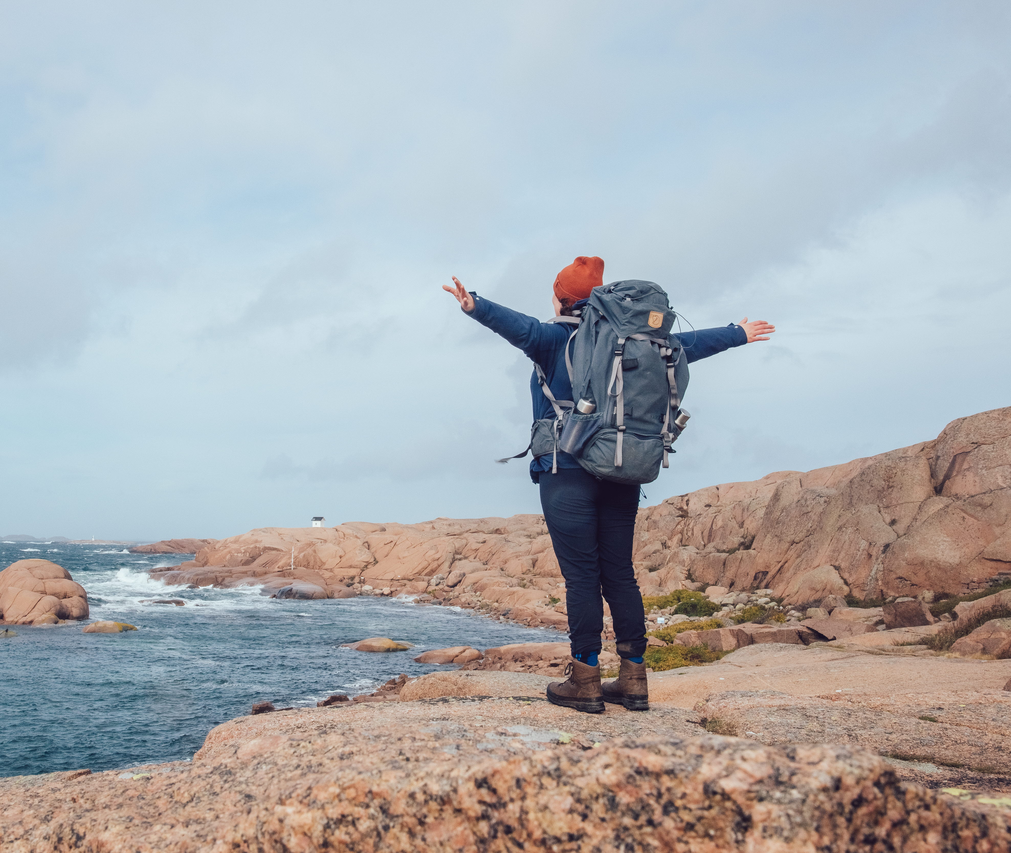 Kvinna som vandrar Kuststigen genom Lysekil