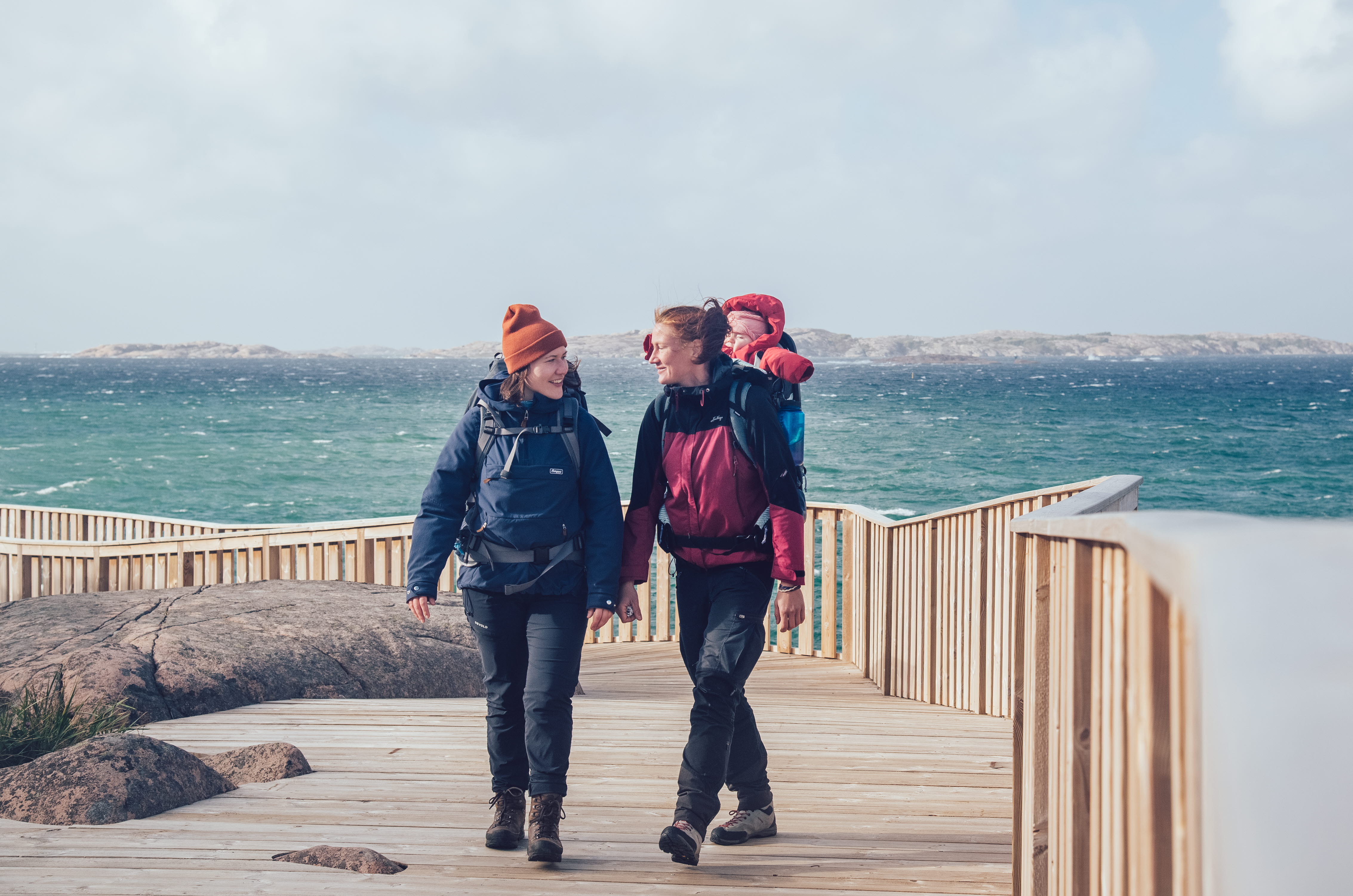Kvinnor som vandrar Kuststigen genom Lysekil