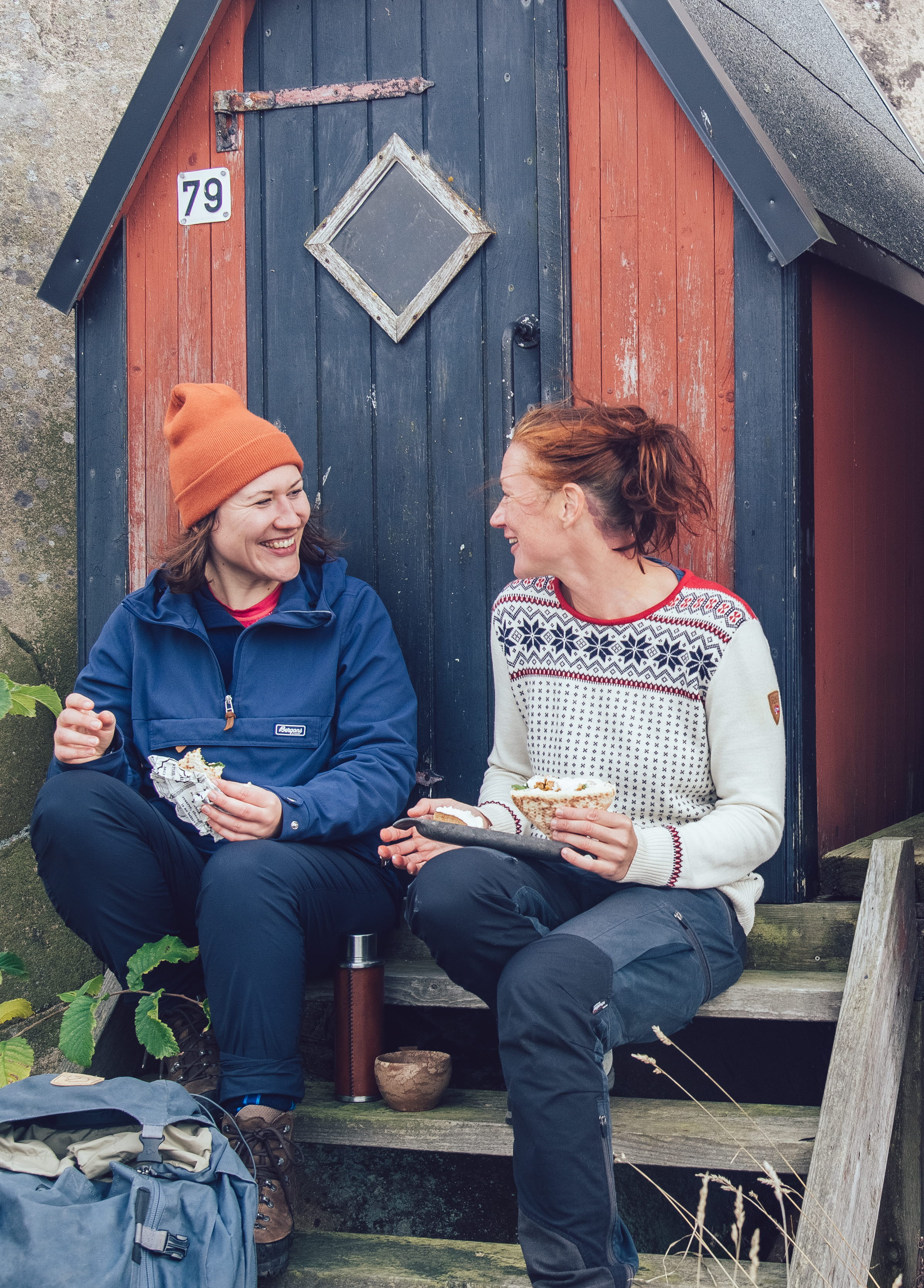 Kvinnor tar en paus under sin vandring på Kuststigen vid Lysekil.