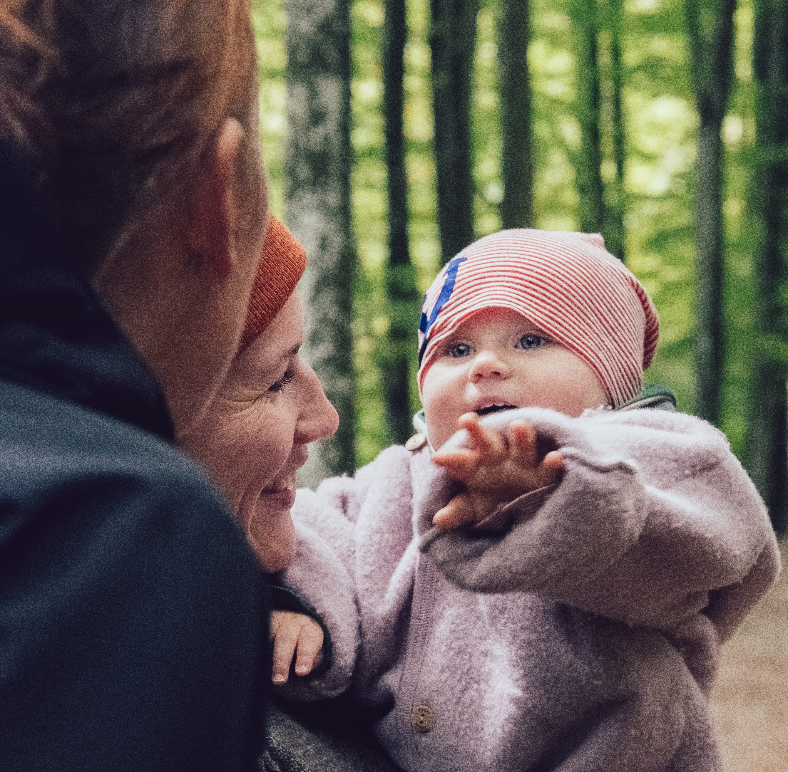 Kvinnor vandrar på Kuststigen.