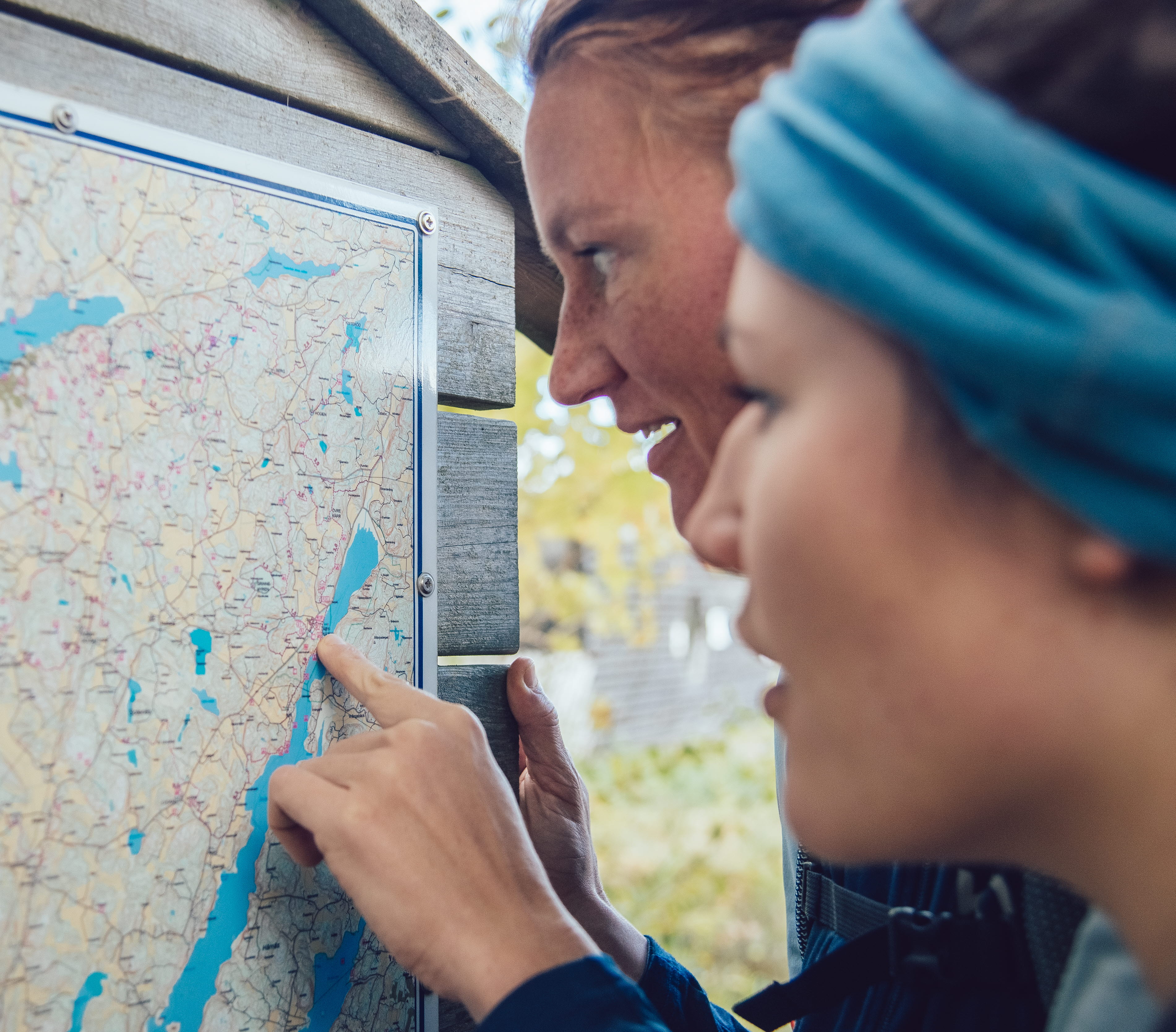 Kvinnor vandrar på Kuststigen och tittar på en karta.