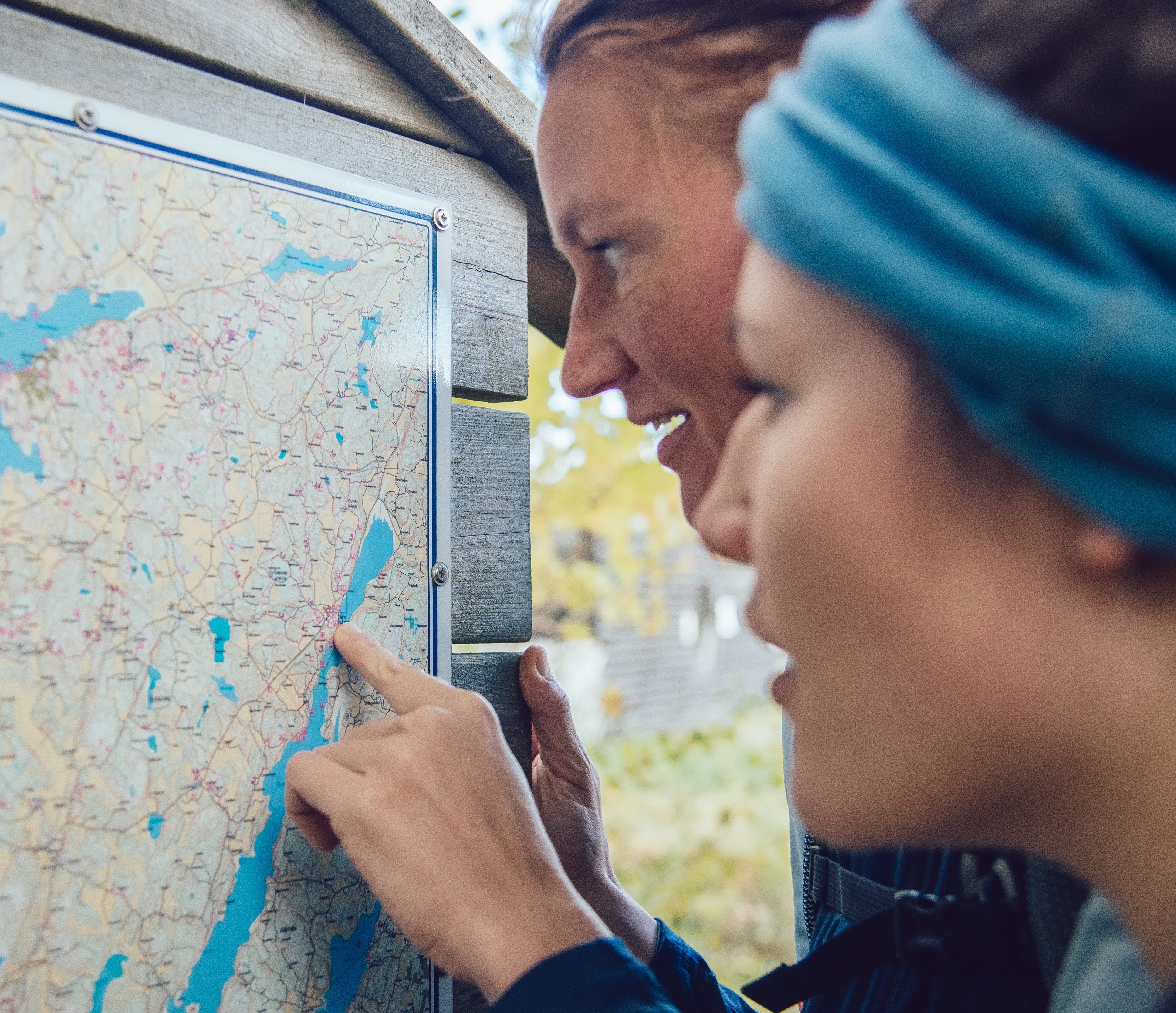 Kvinnor vandrar på Kuststigen och tittar på en karta.