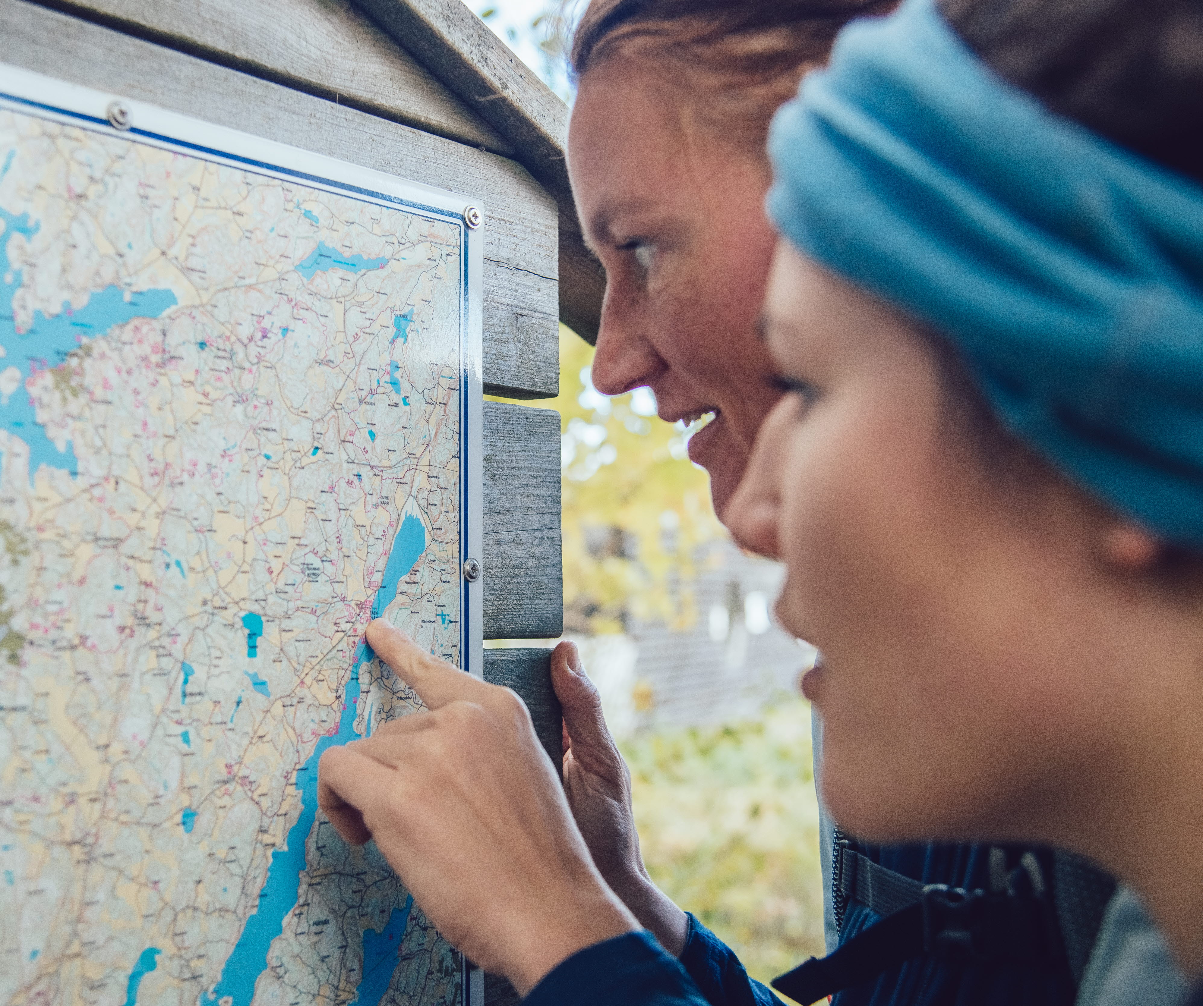 Kvinnor vandrar på Kuststigen och tittar på en karta.