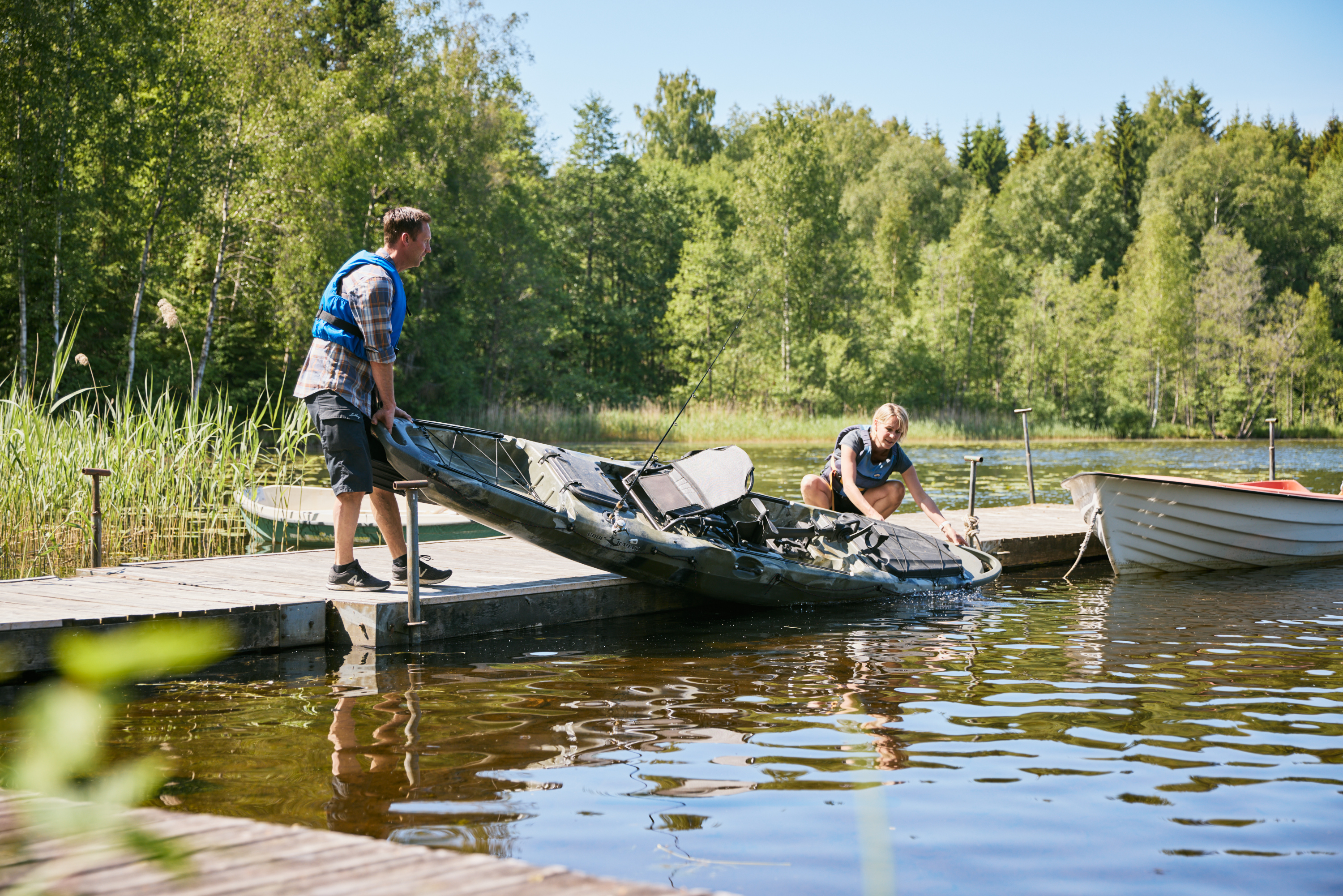 Man och kvinna som fiskar från en kajak.