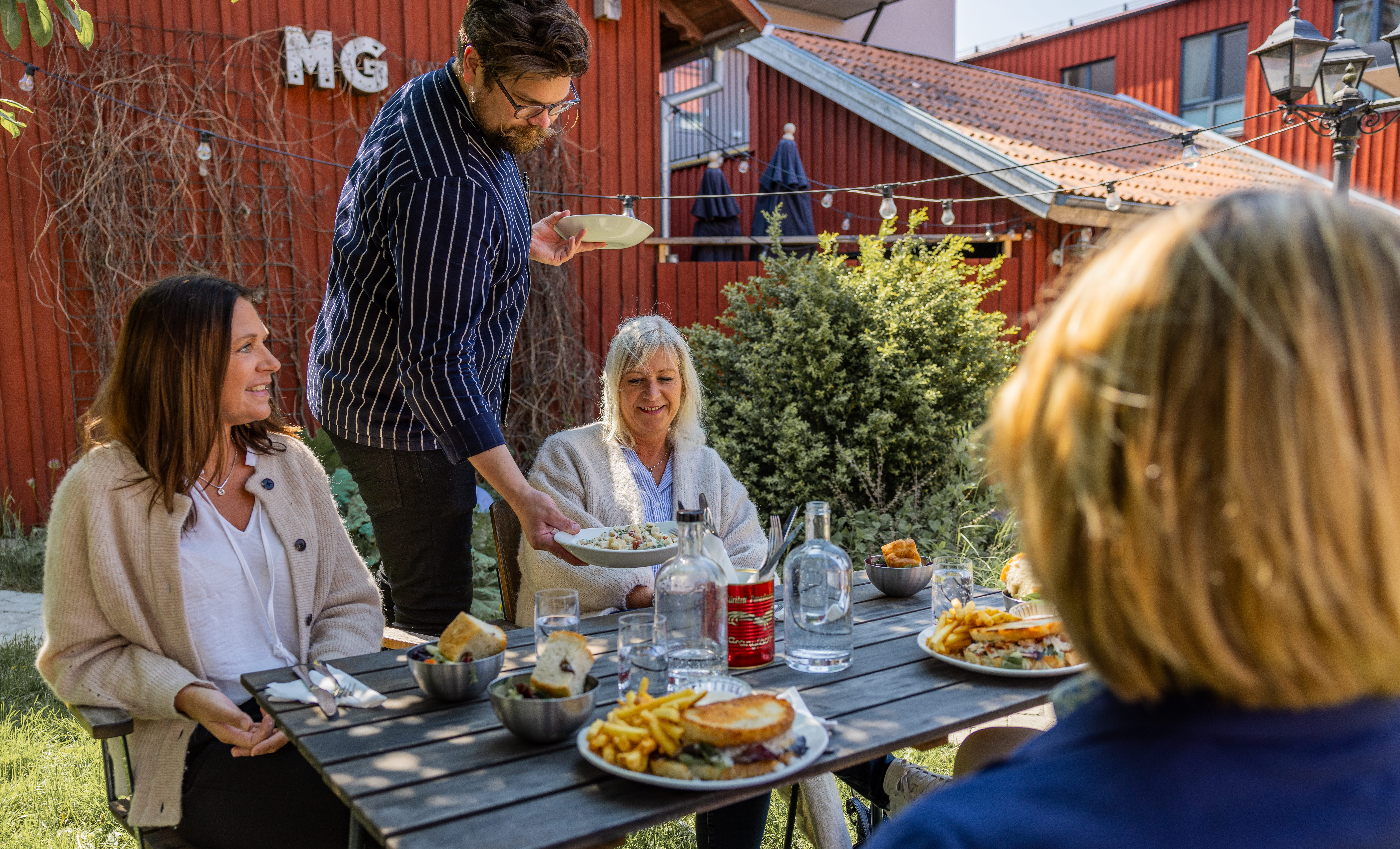 Women socializing at a restaurant.