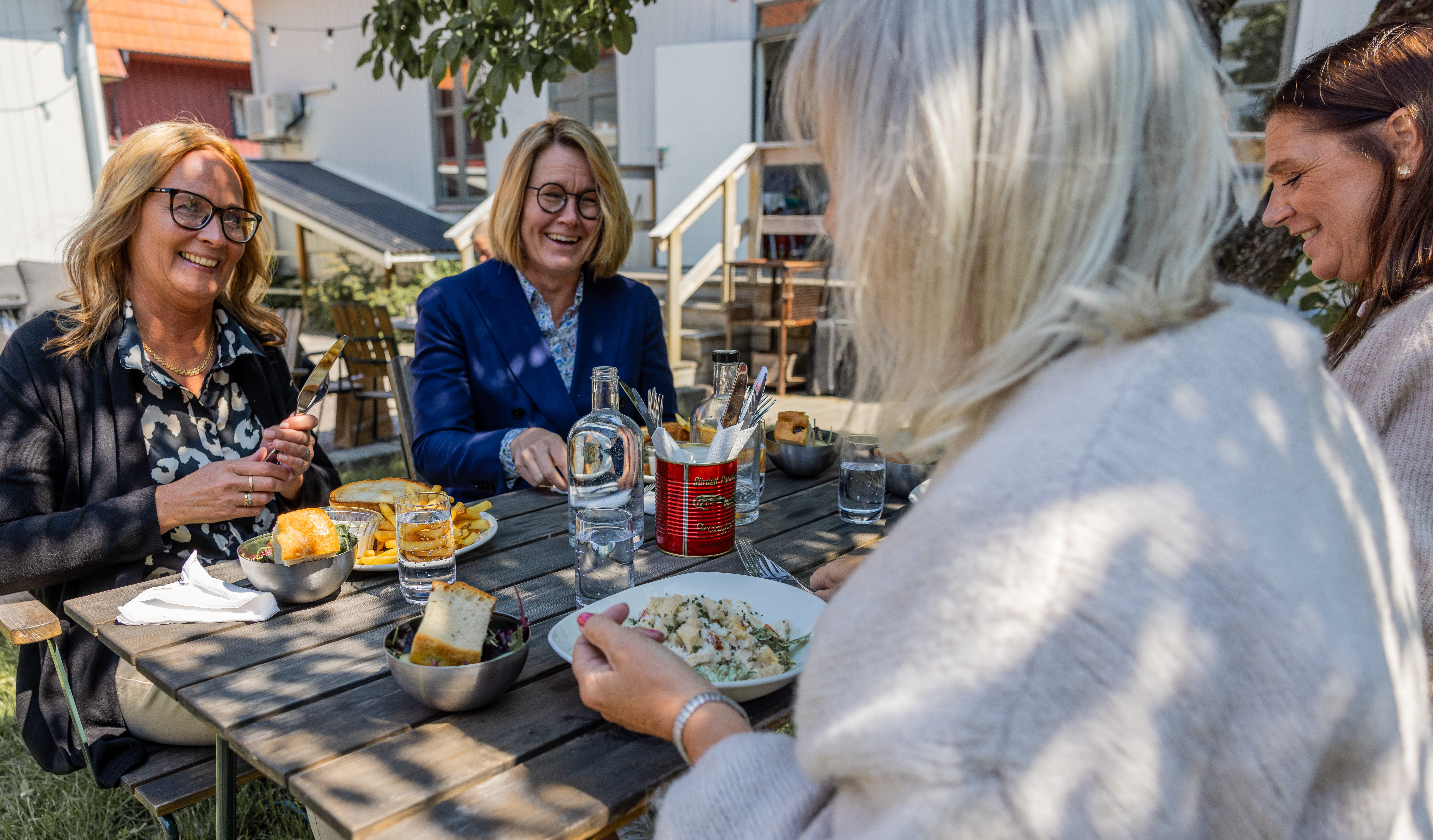 Kvinnor som umgås på restaurang.