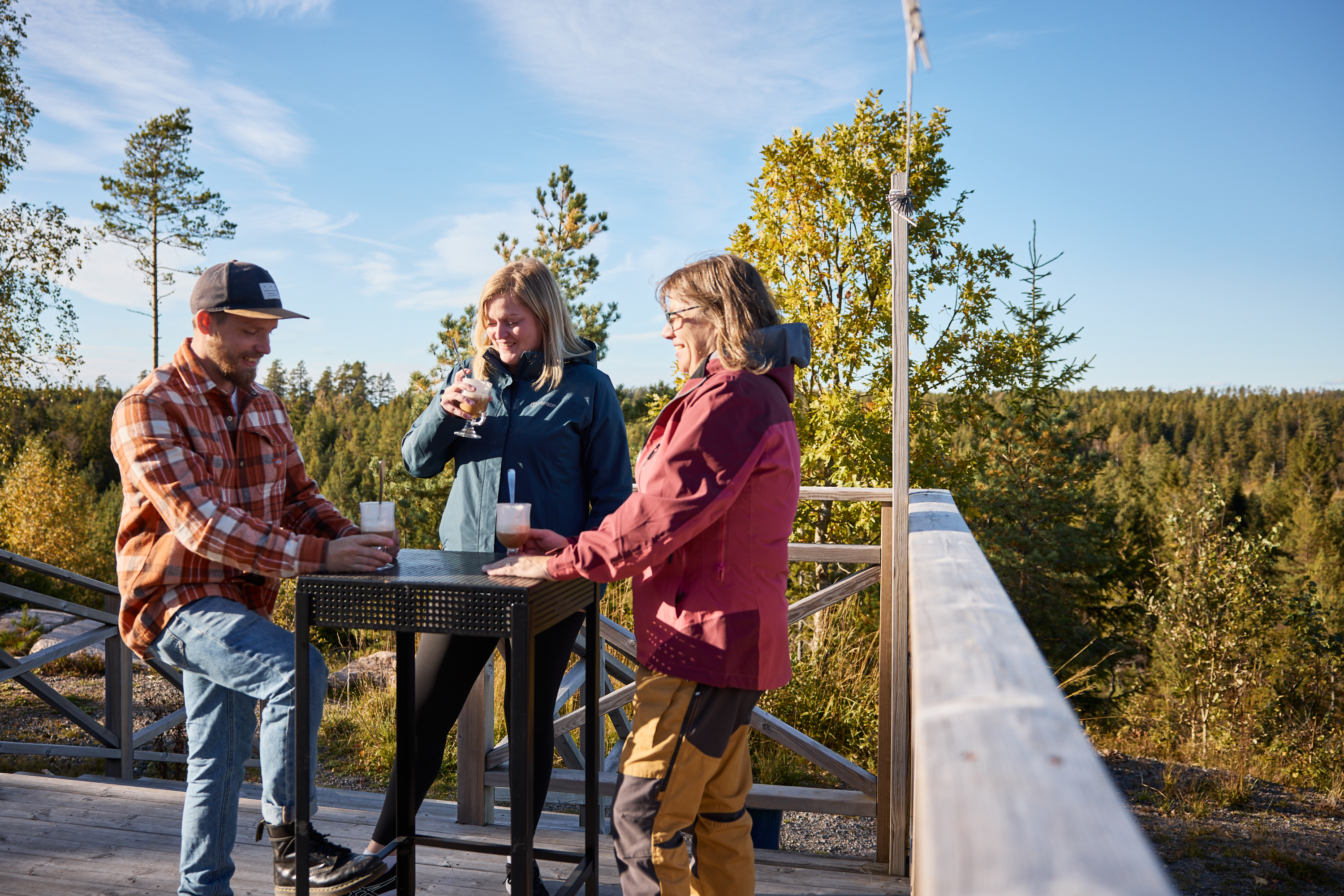 Människor som umgås vid en måltid.