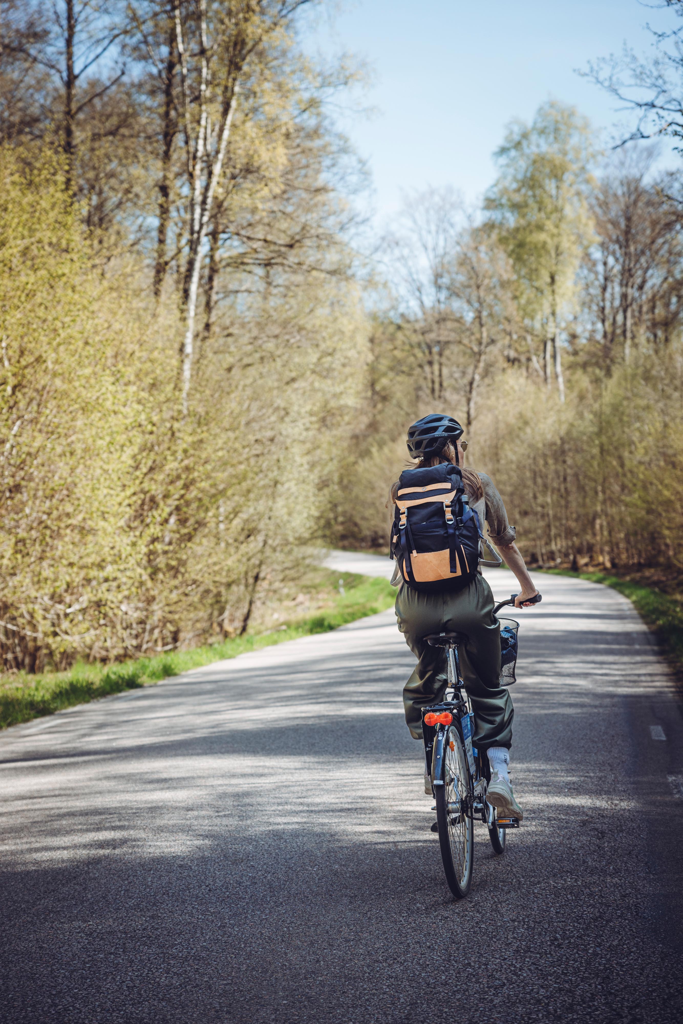 Kvinna på cykeltur i Västsverige