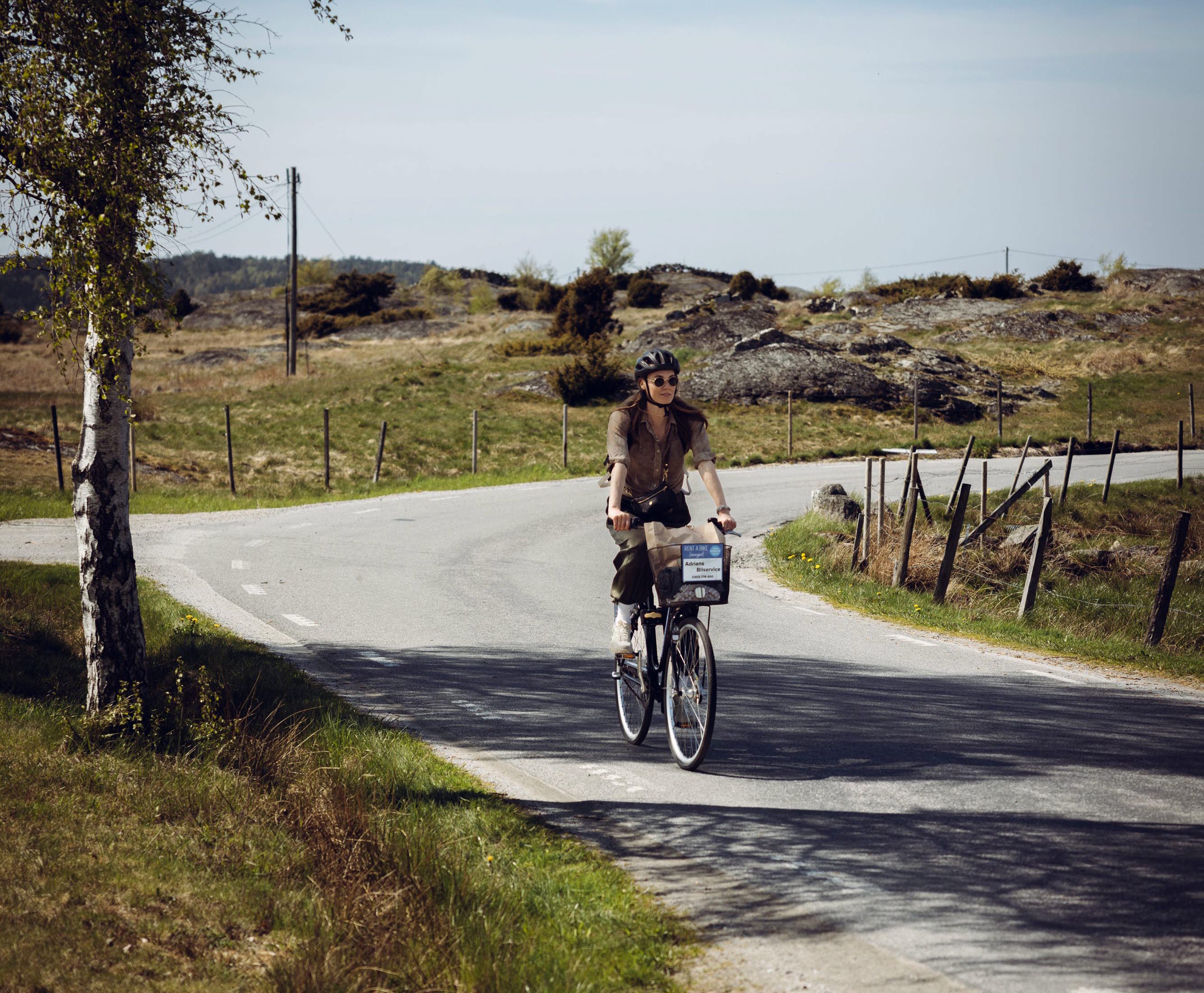 Kvinna på cykeltur i Västsverige