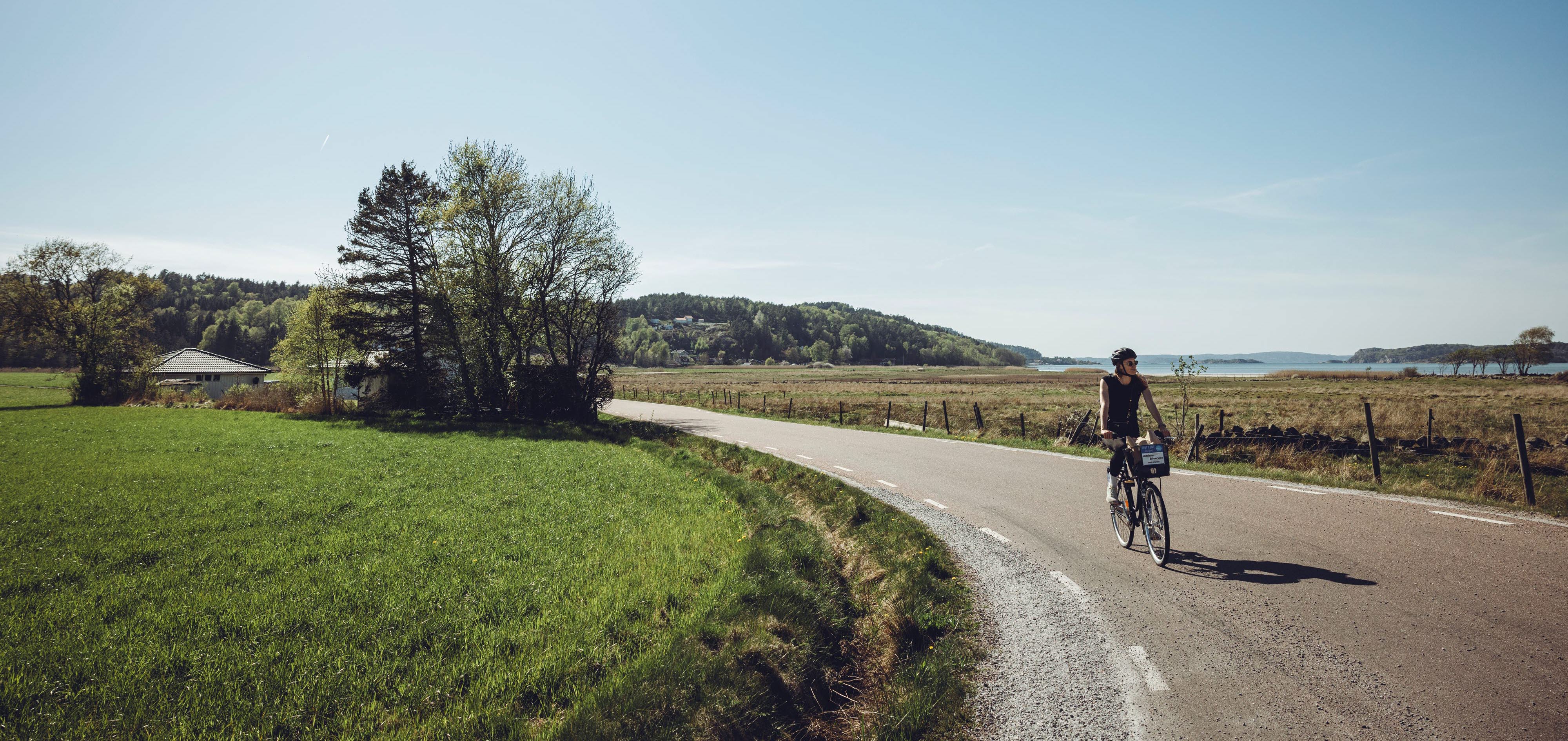 Kvinna på cykeltur i Västsverige