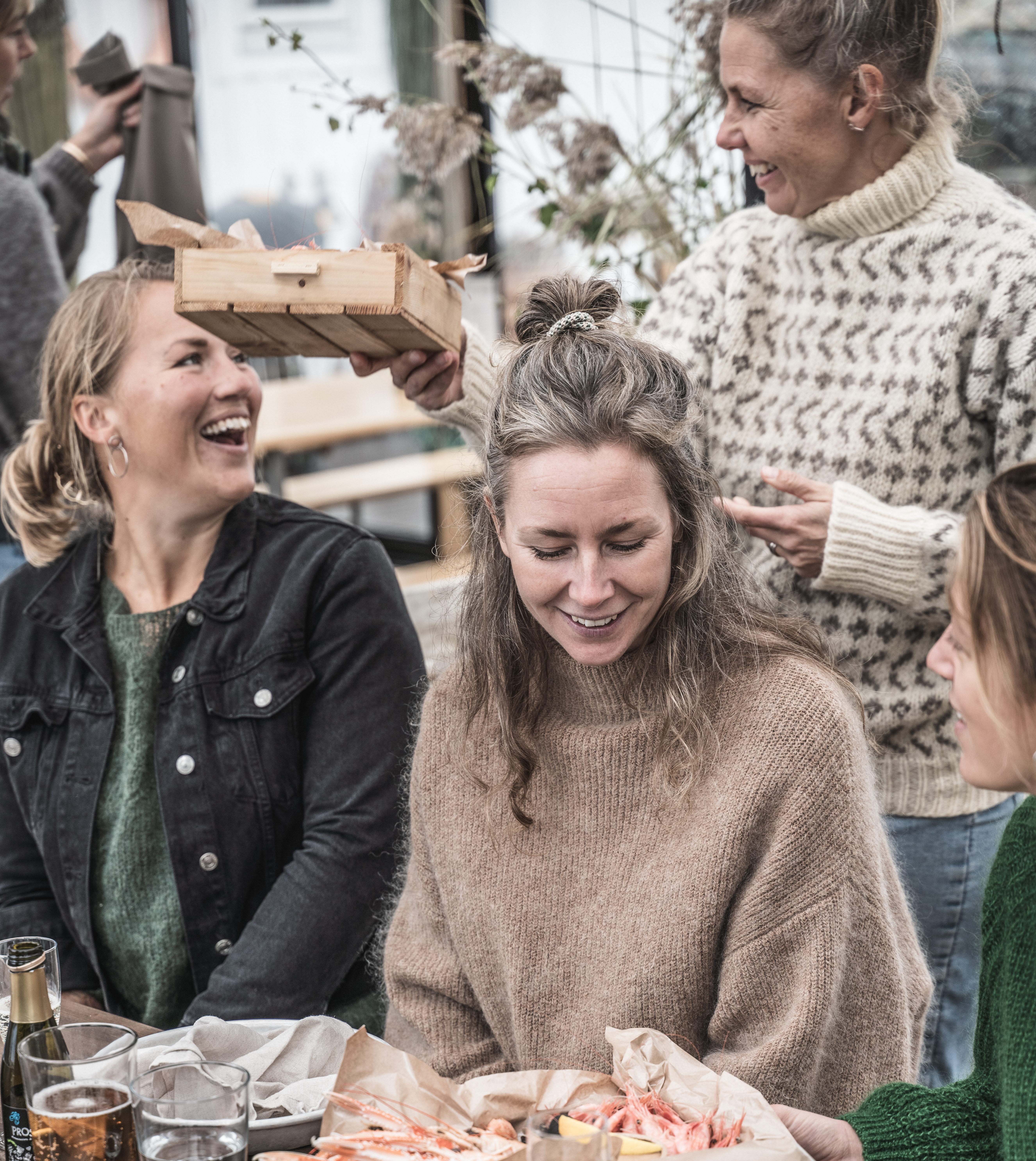 Människor njuter av Hamnkrogen Lotsen