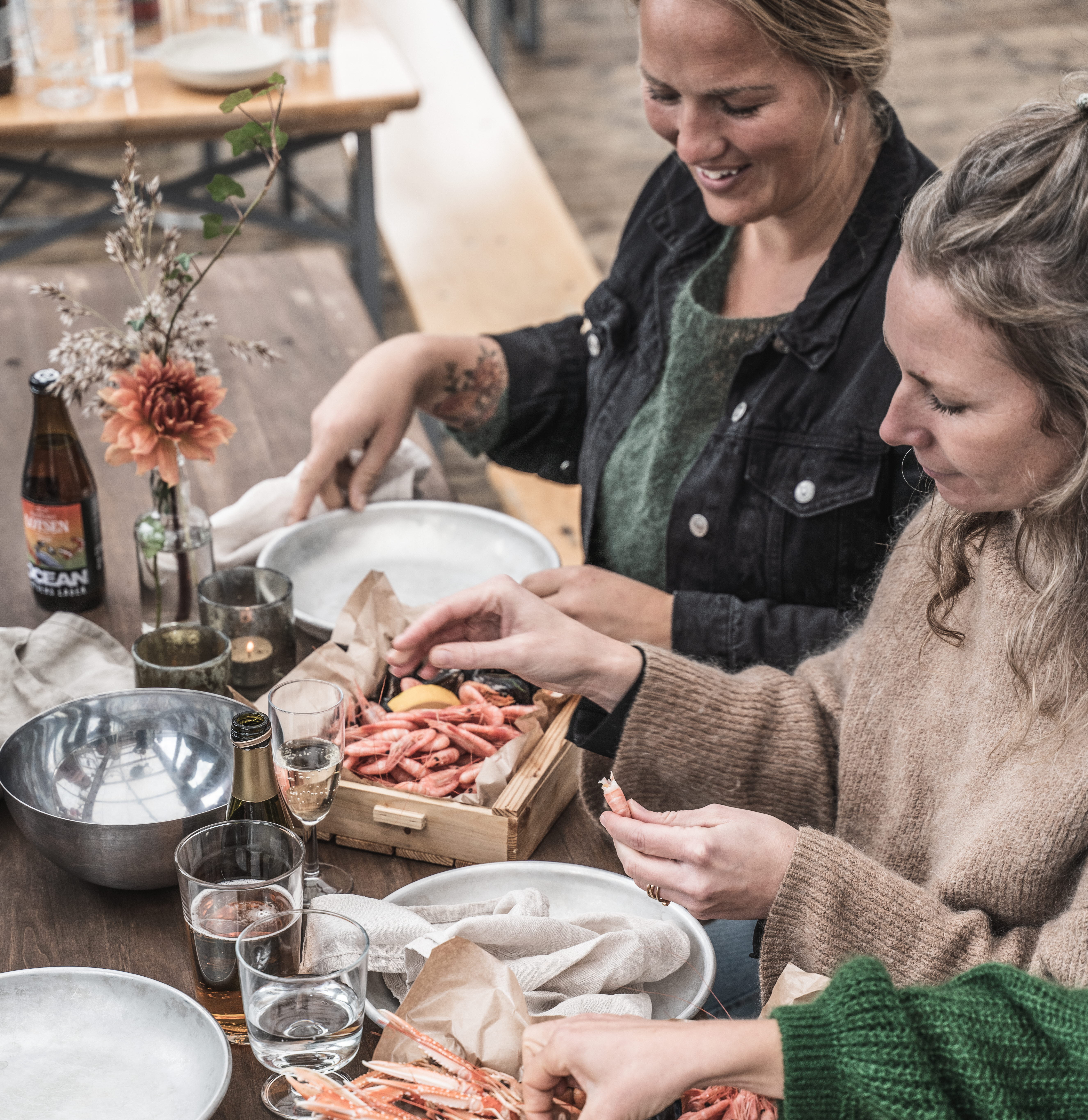People enjoying Hamnkrogen Lotsen