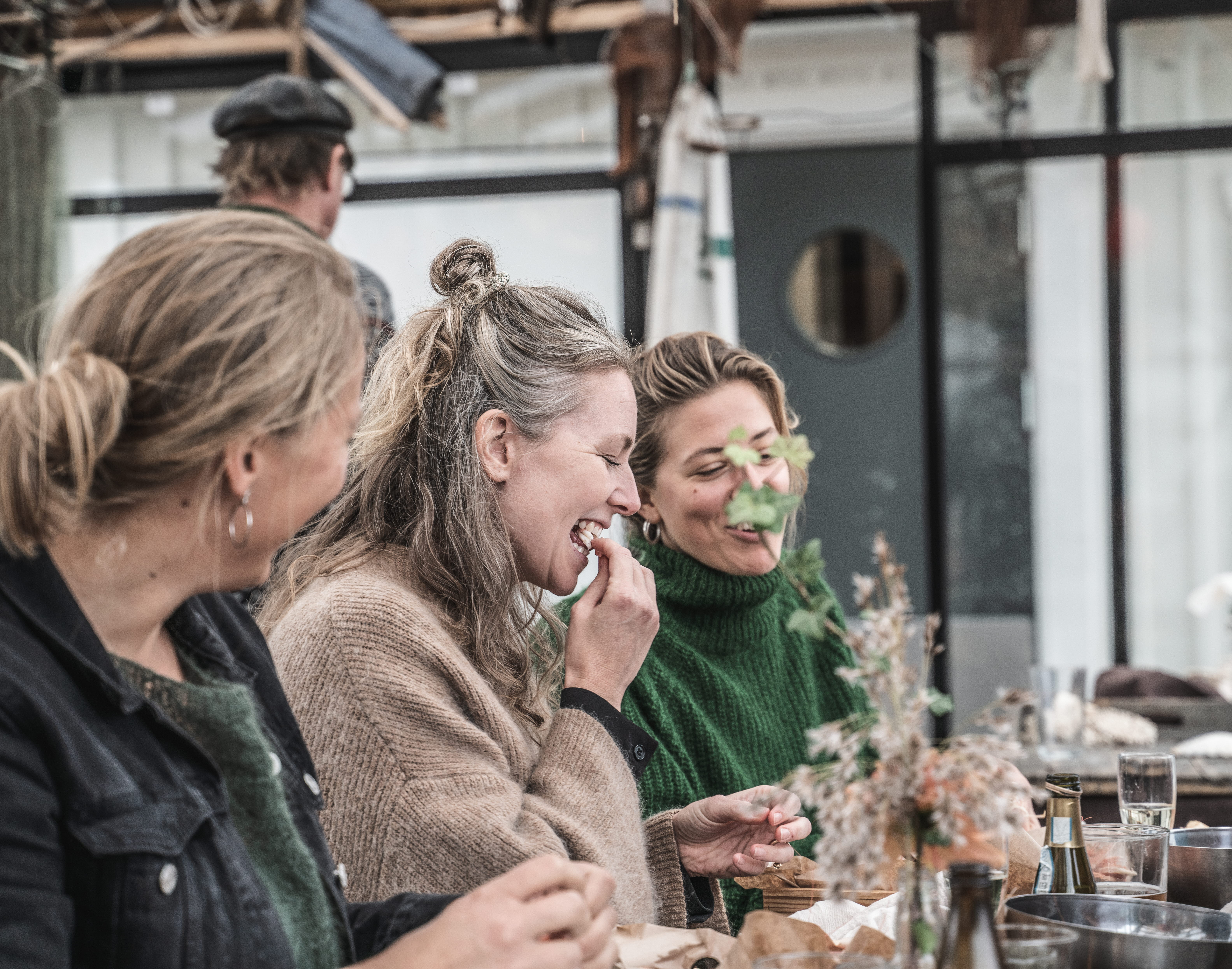 Människor njuter av Hamnkrogen Lotsen
