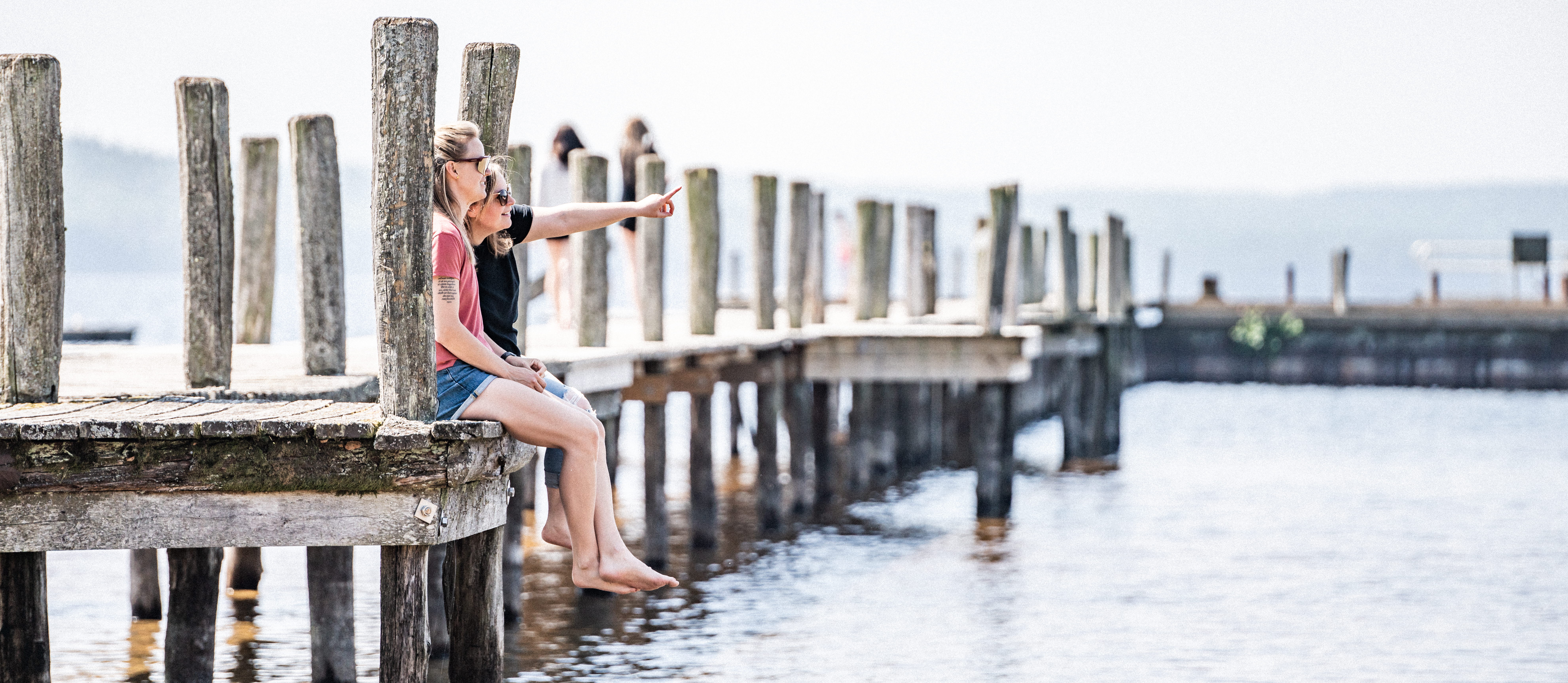 Kvinnor vistas på en brygga.