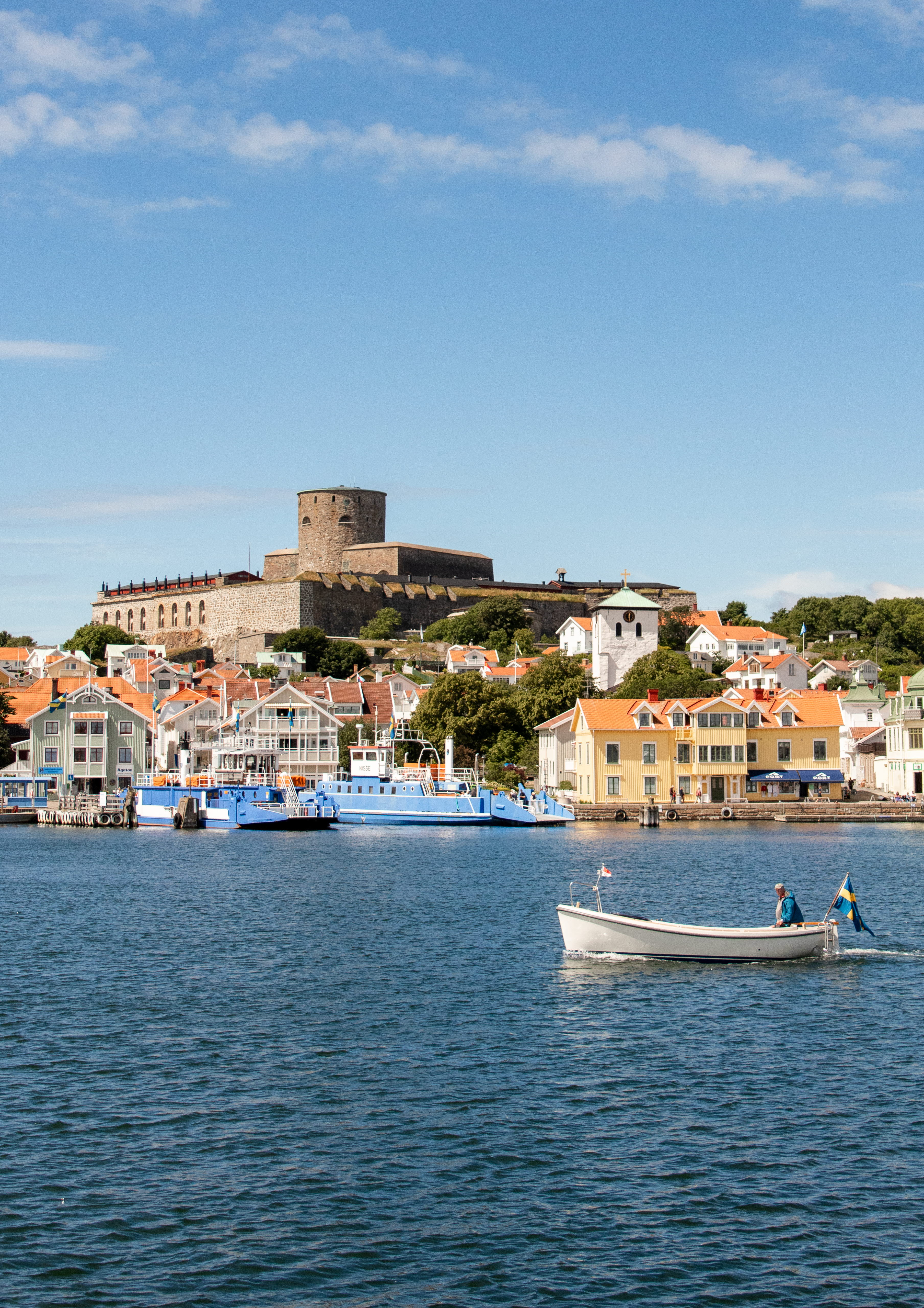 Skärgårdssamhälle vid havet.