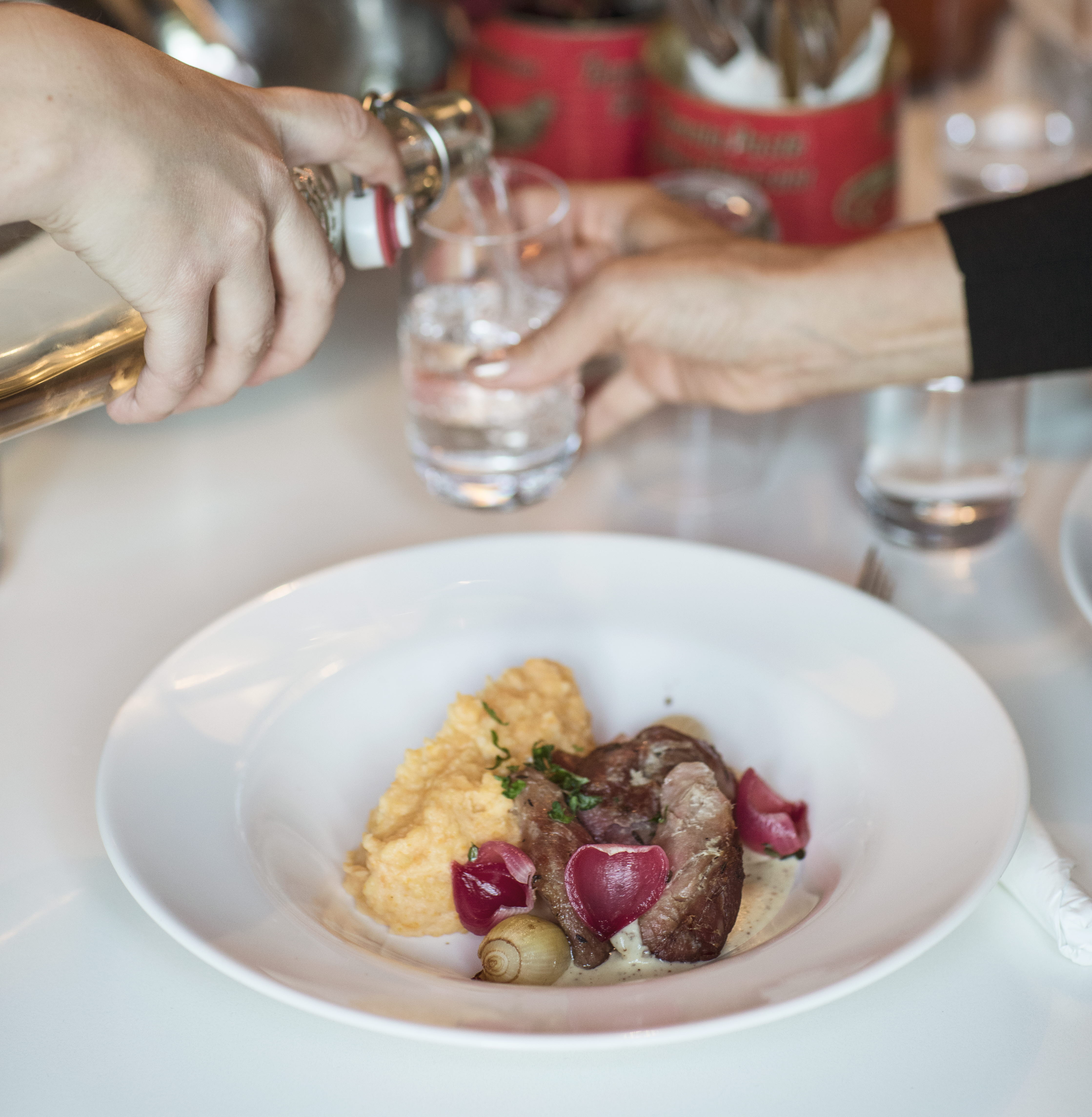 Vattenglas fylls på restaurang Mellbygatan