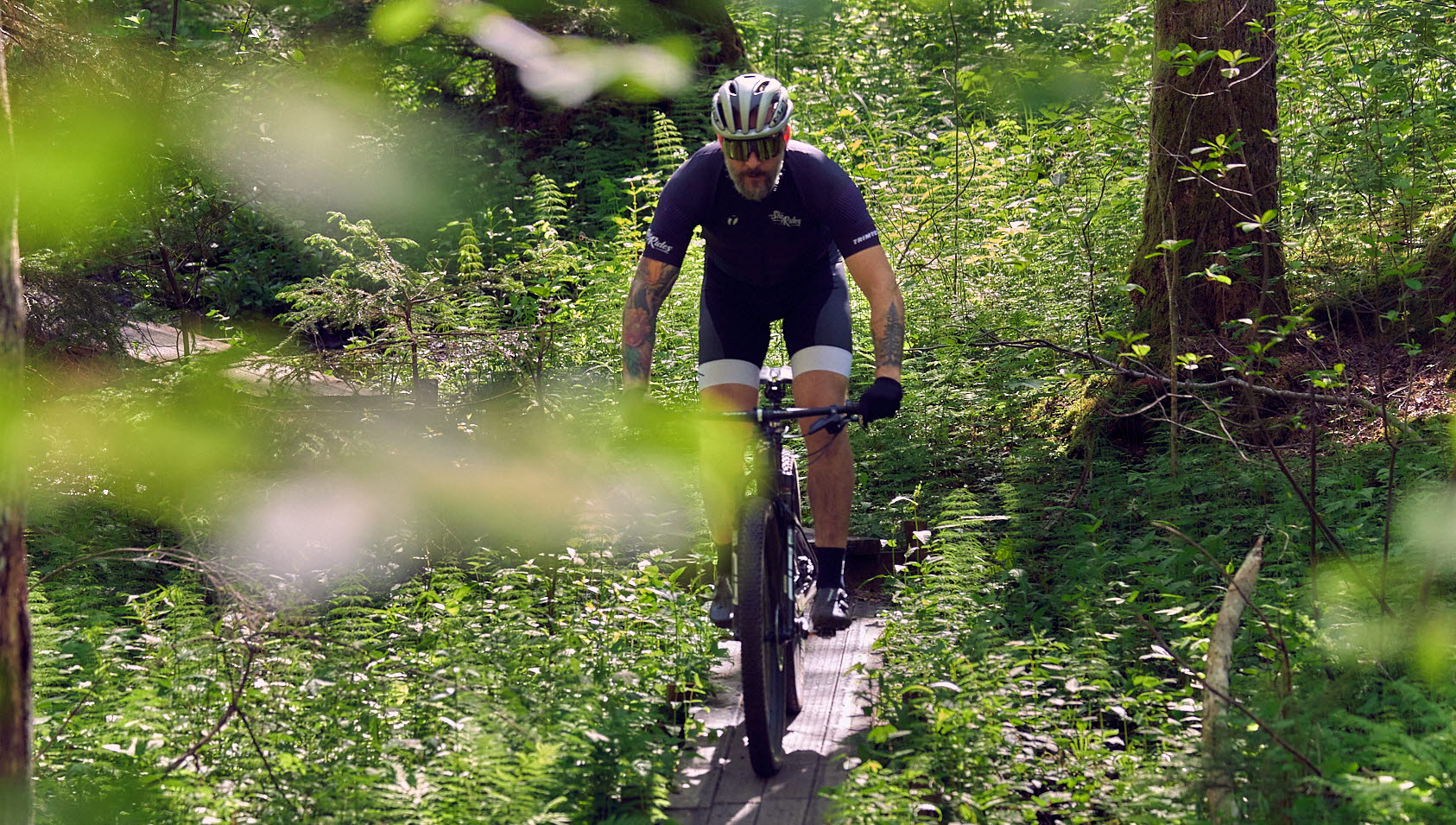 Man cyklar på Kinnekulle