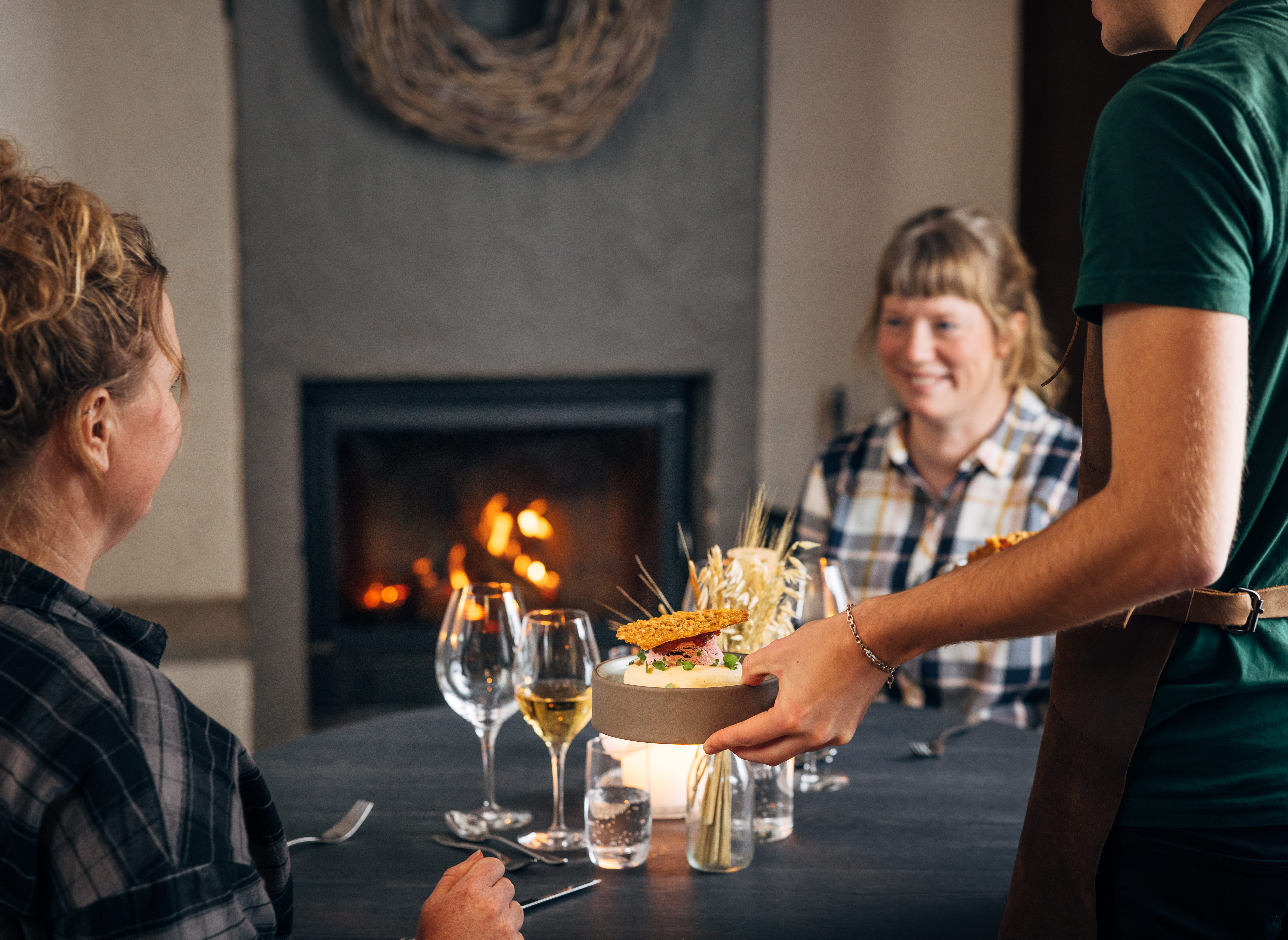 Två kvinnor äter middag hos Norrqvarn Hotell & Konferens