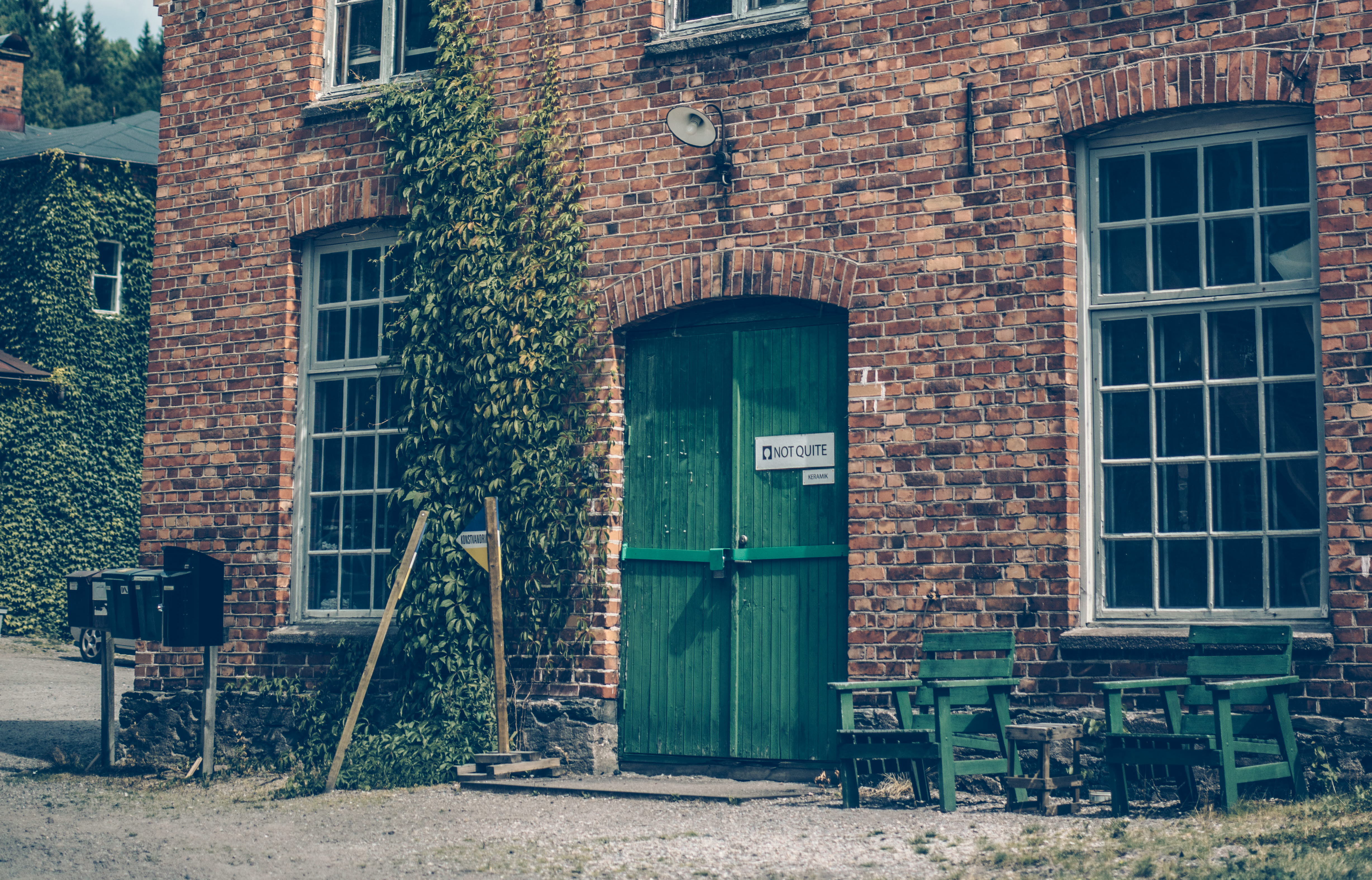 Fasaden av Not Quite