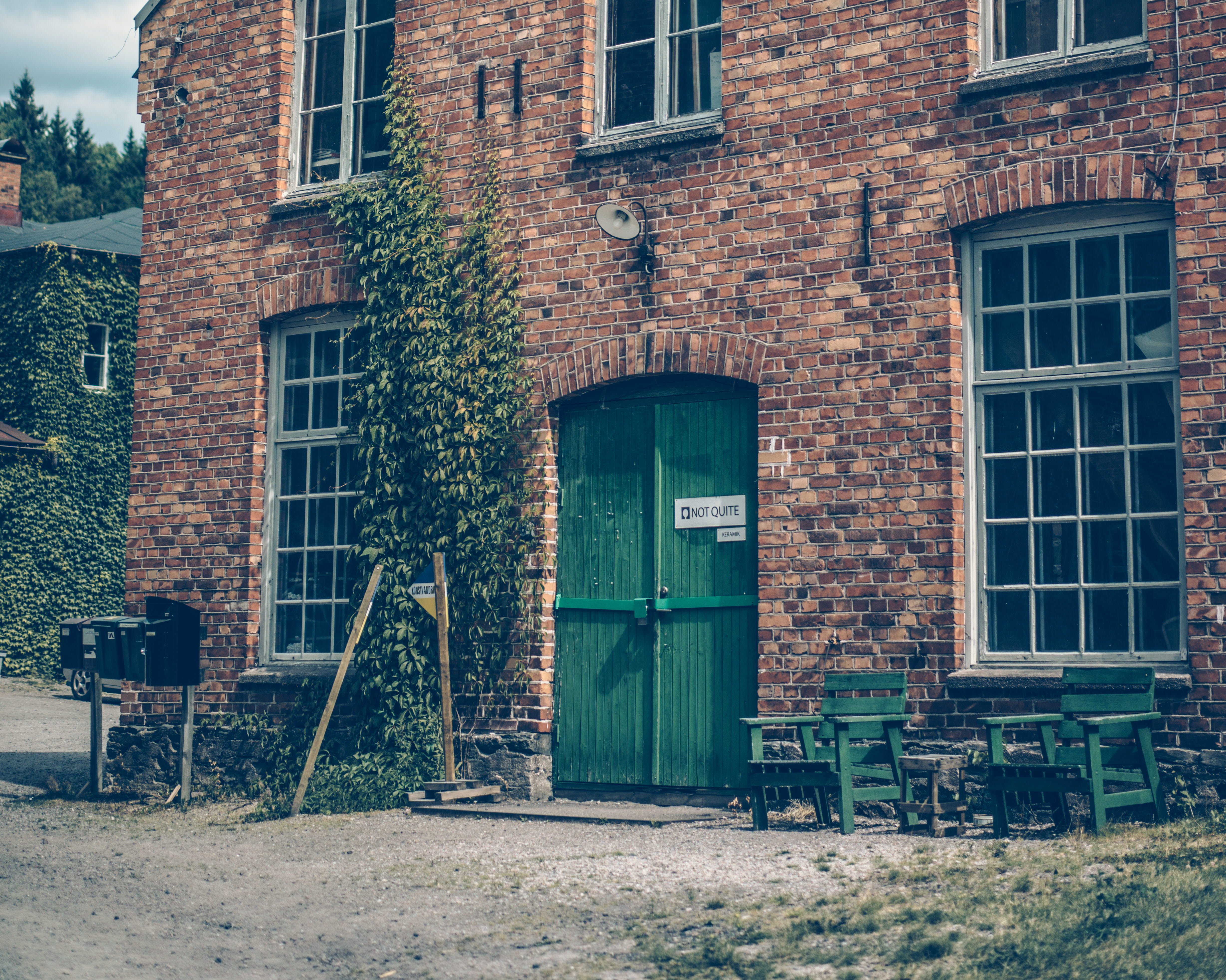 Fasaden av Not Quite