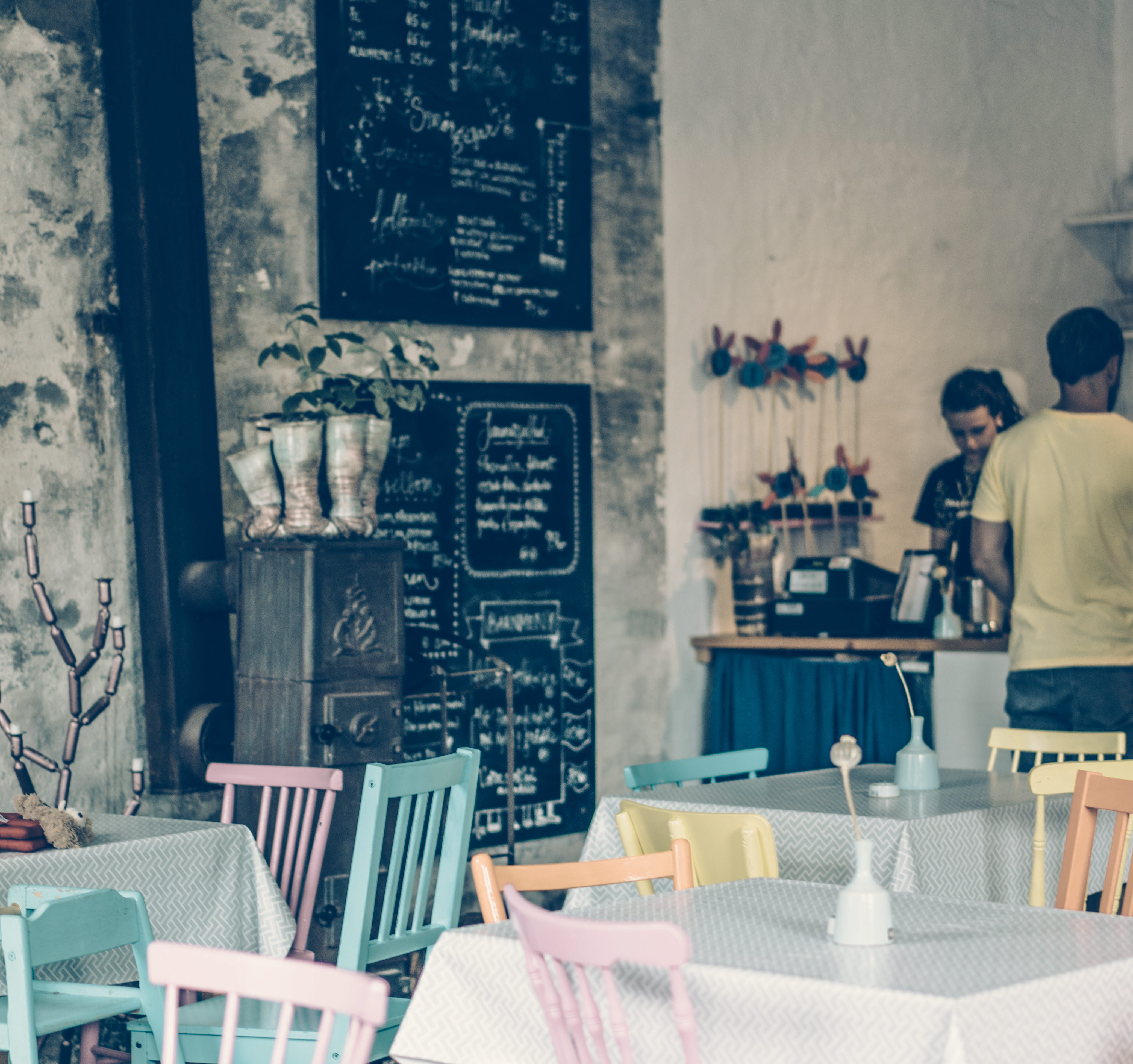 Färgglada stolar och bord inne på cafet i Not Quite