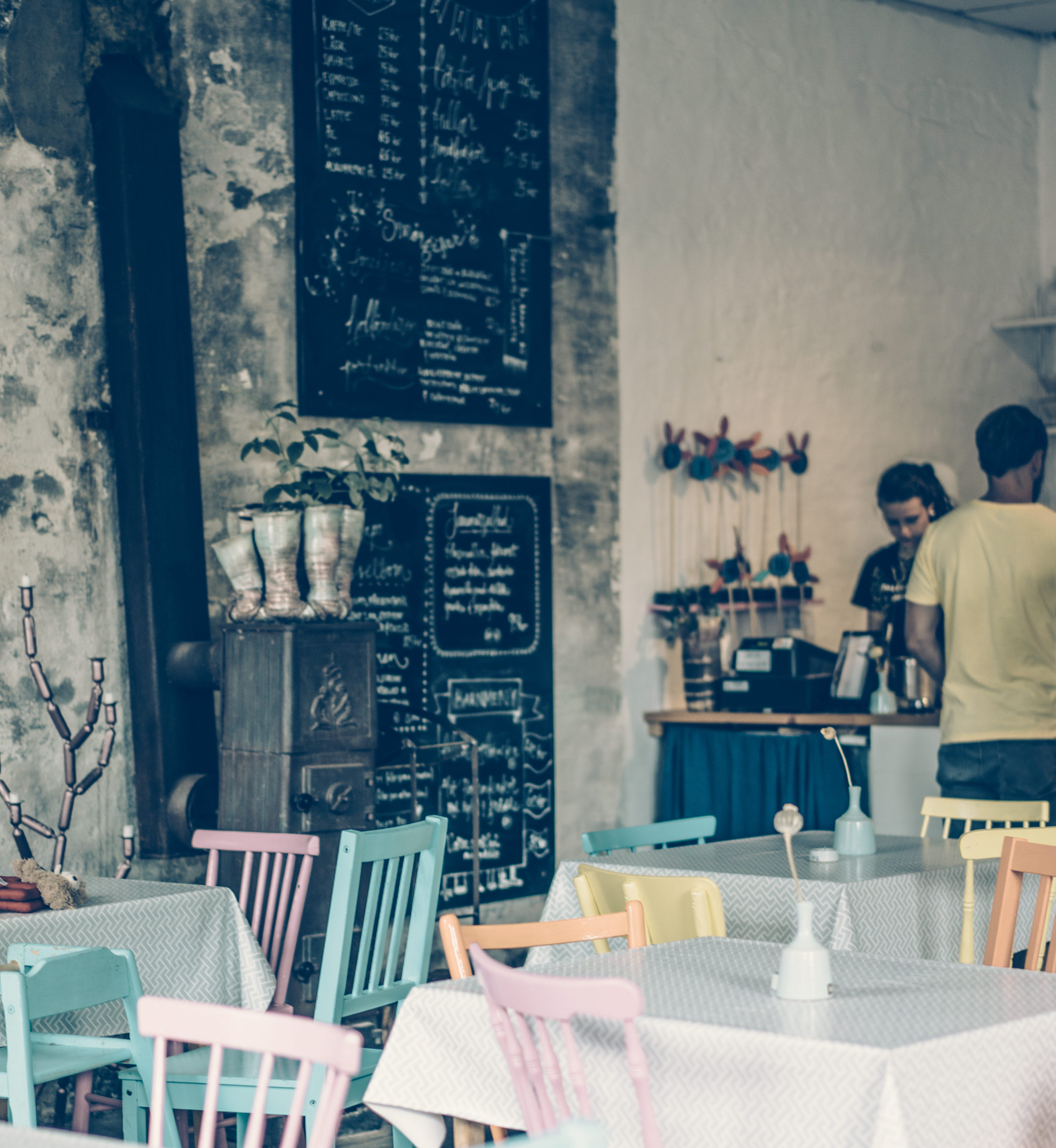 Färgglada stolar och bord inne på cafet i Not Quite