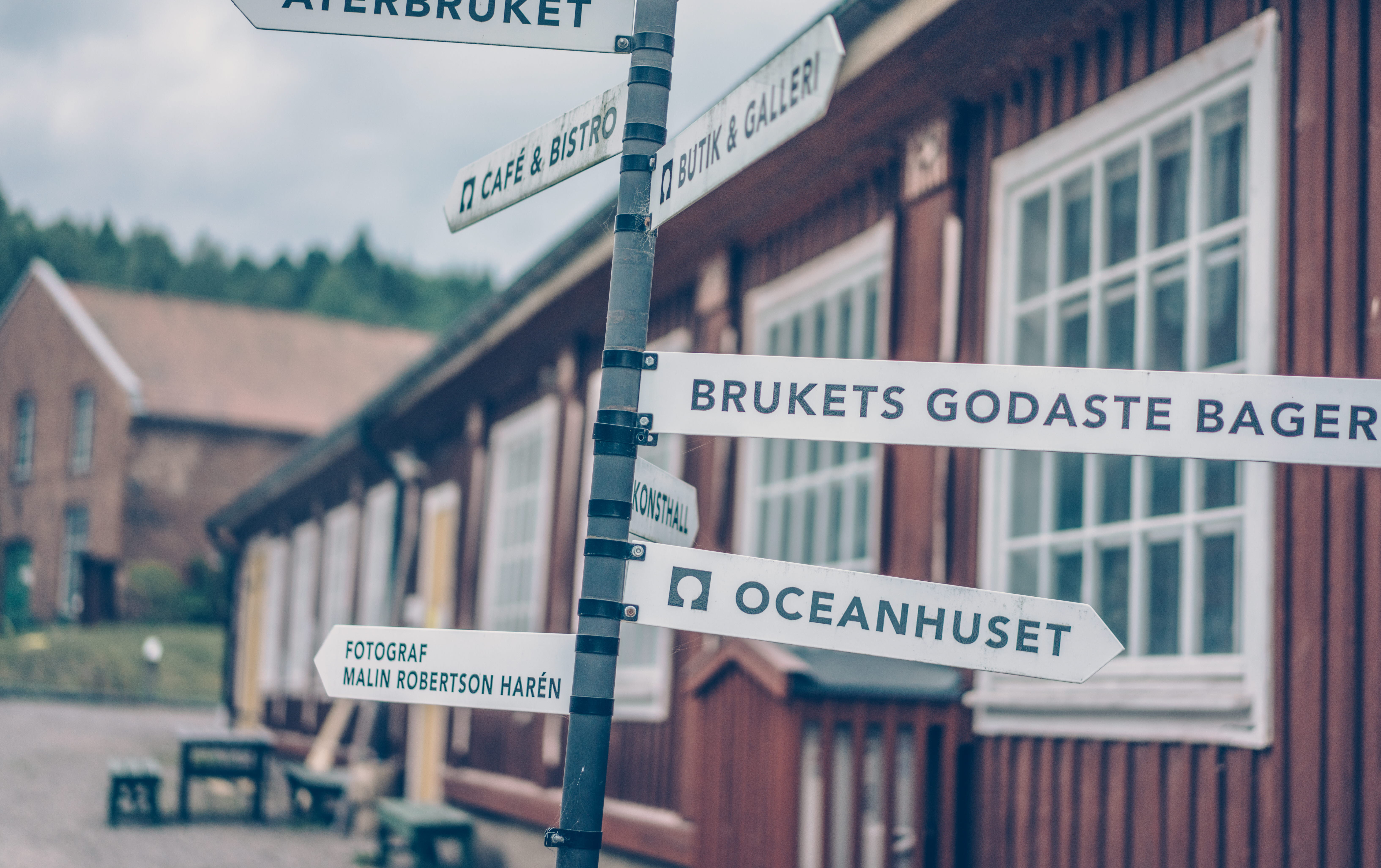 Skyltar utanför Not Quite