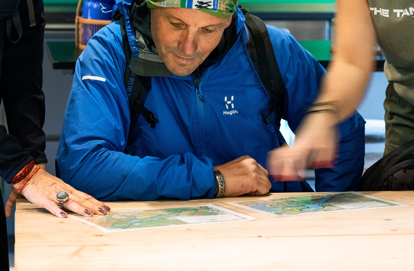 Människor planerar vandring tillsammans.