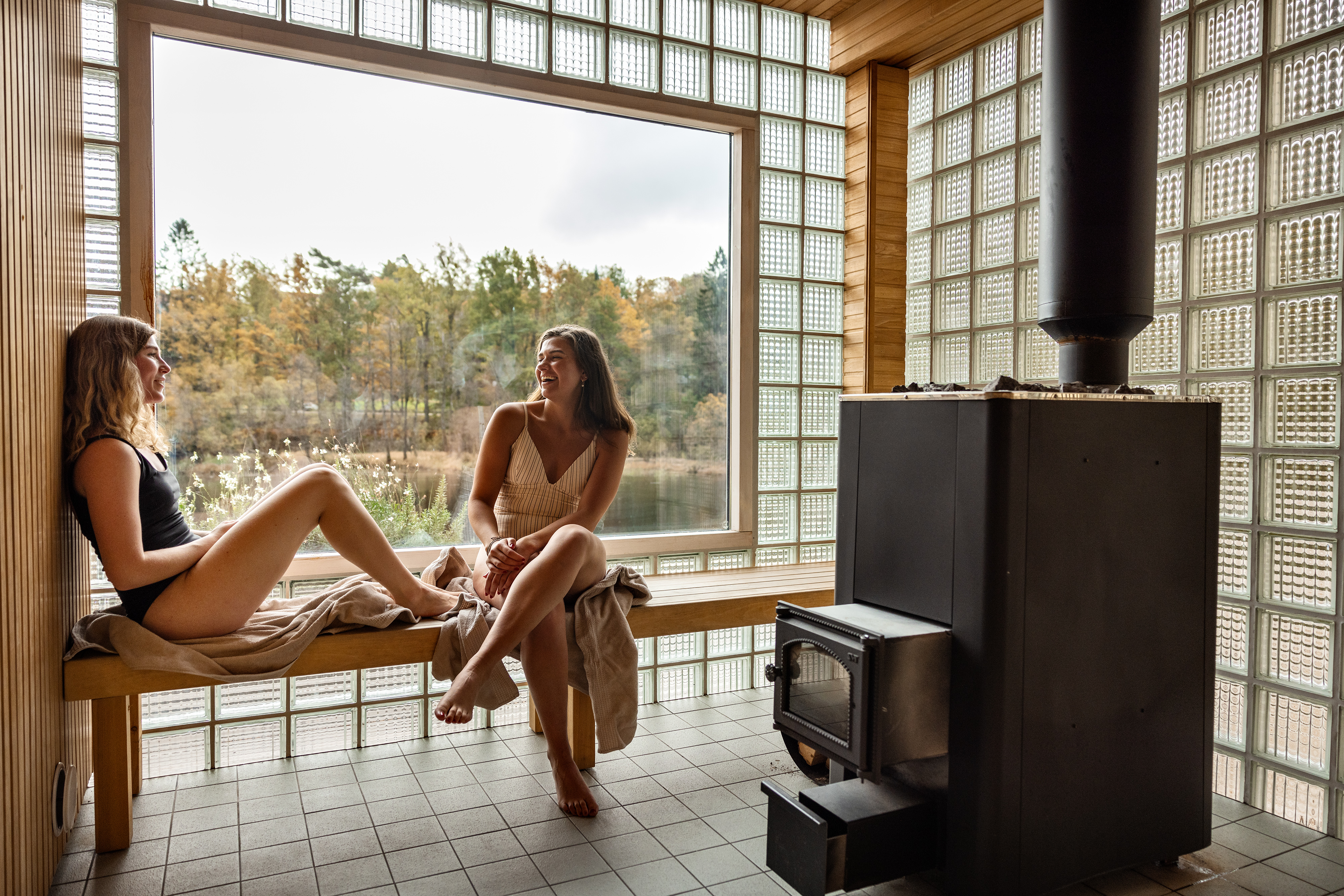 Människor som sitter i en bastu.