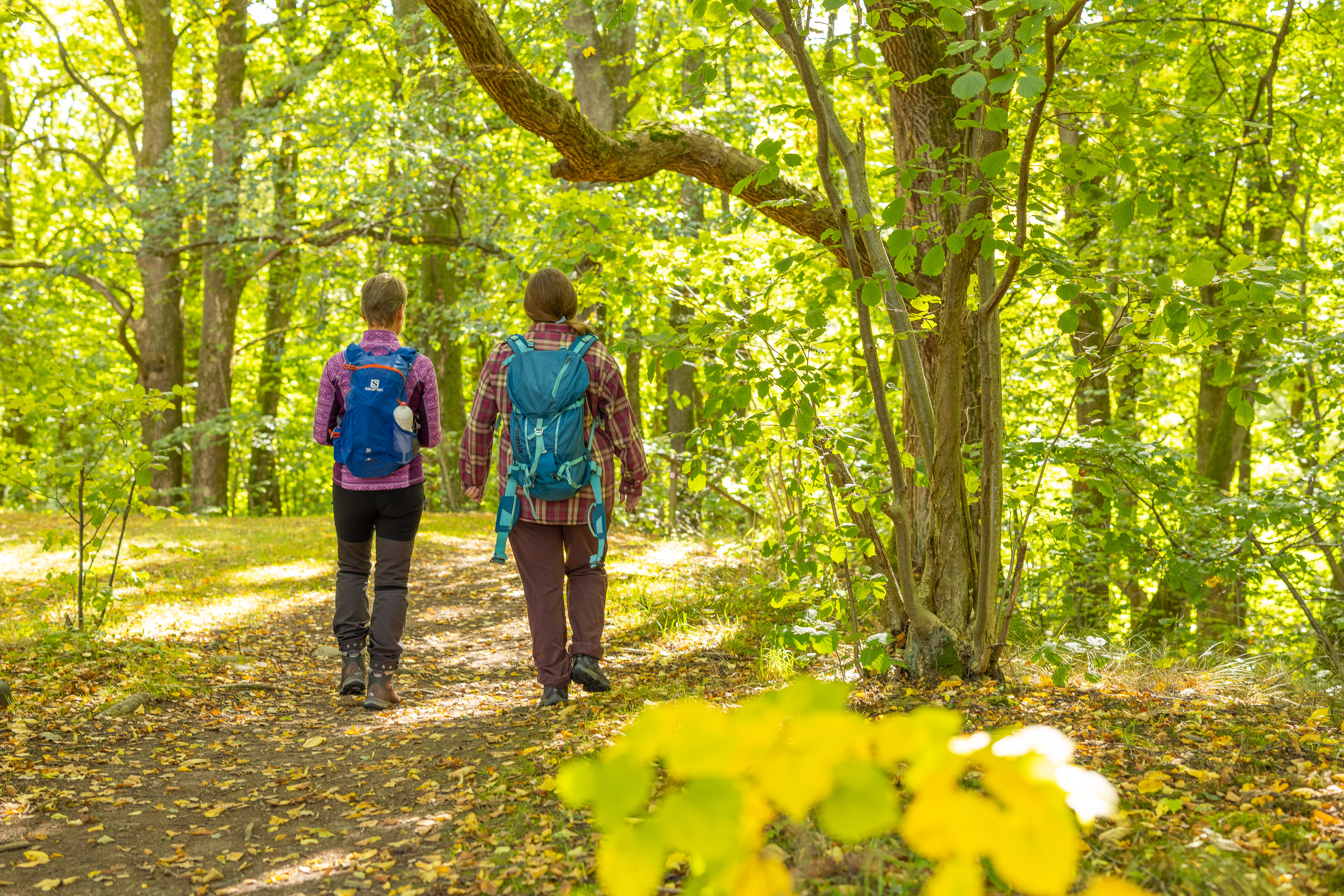 Två kvinnor vandring på Pilgrimsleden Göta Älv
