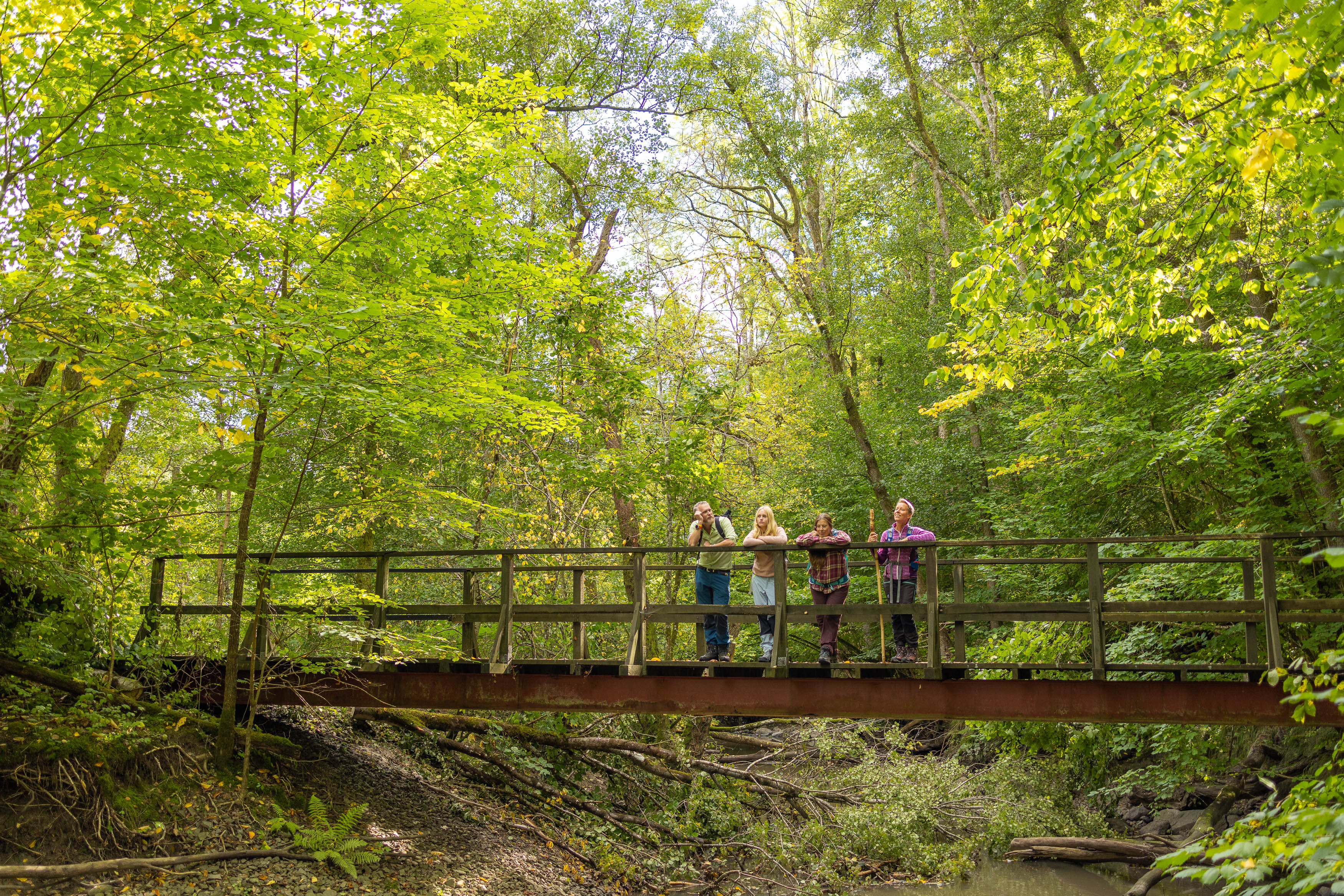 Vänner vandrar på Pilgrimsleden Göta Älv
