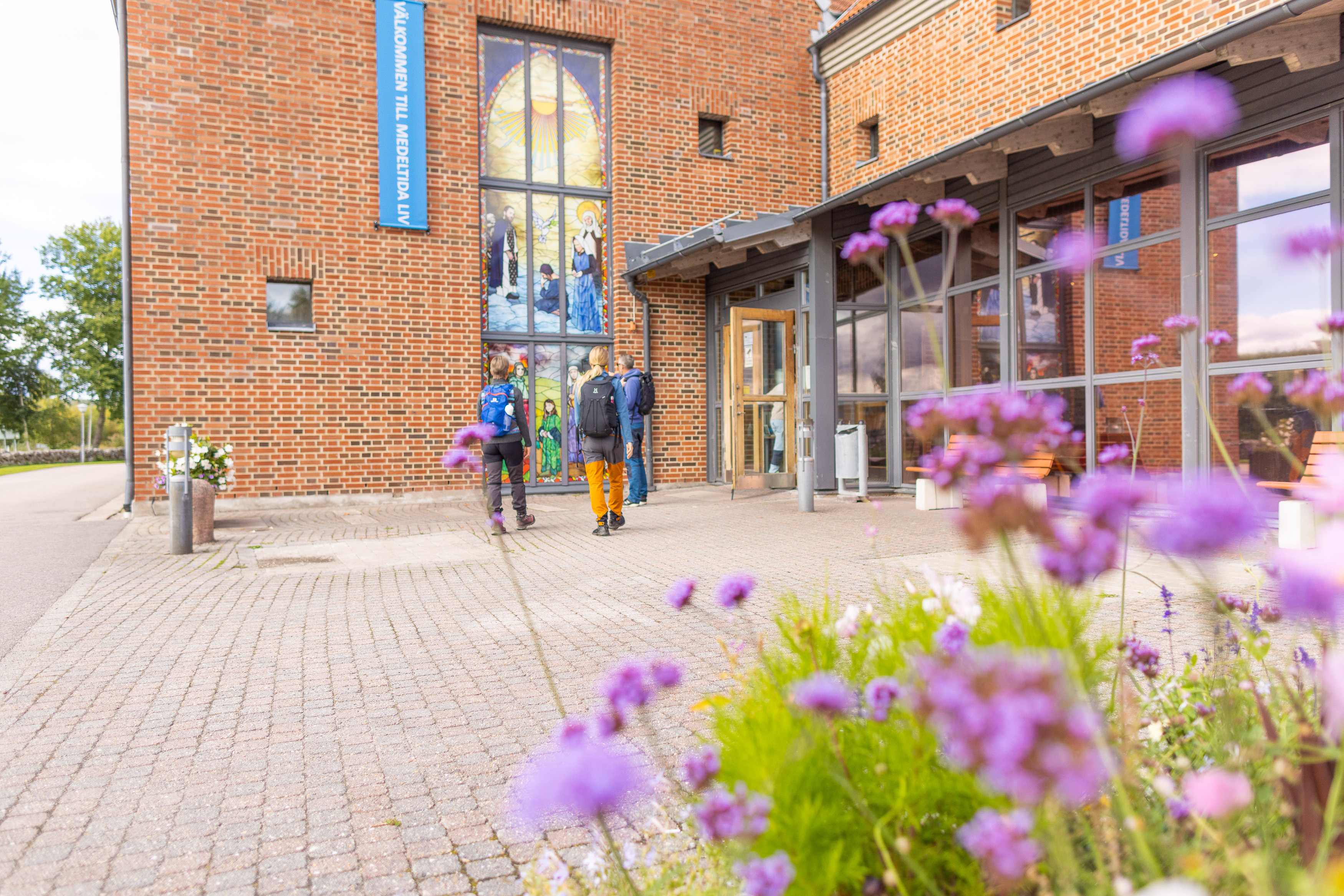 Vandrare utanför Lödöse Museum