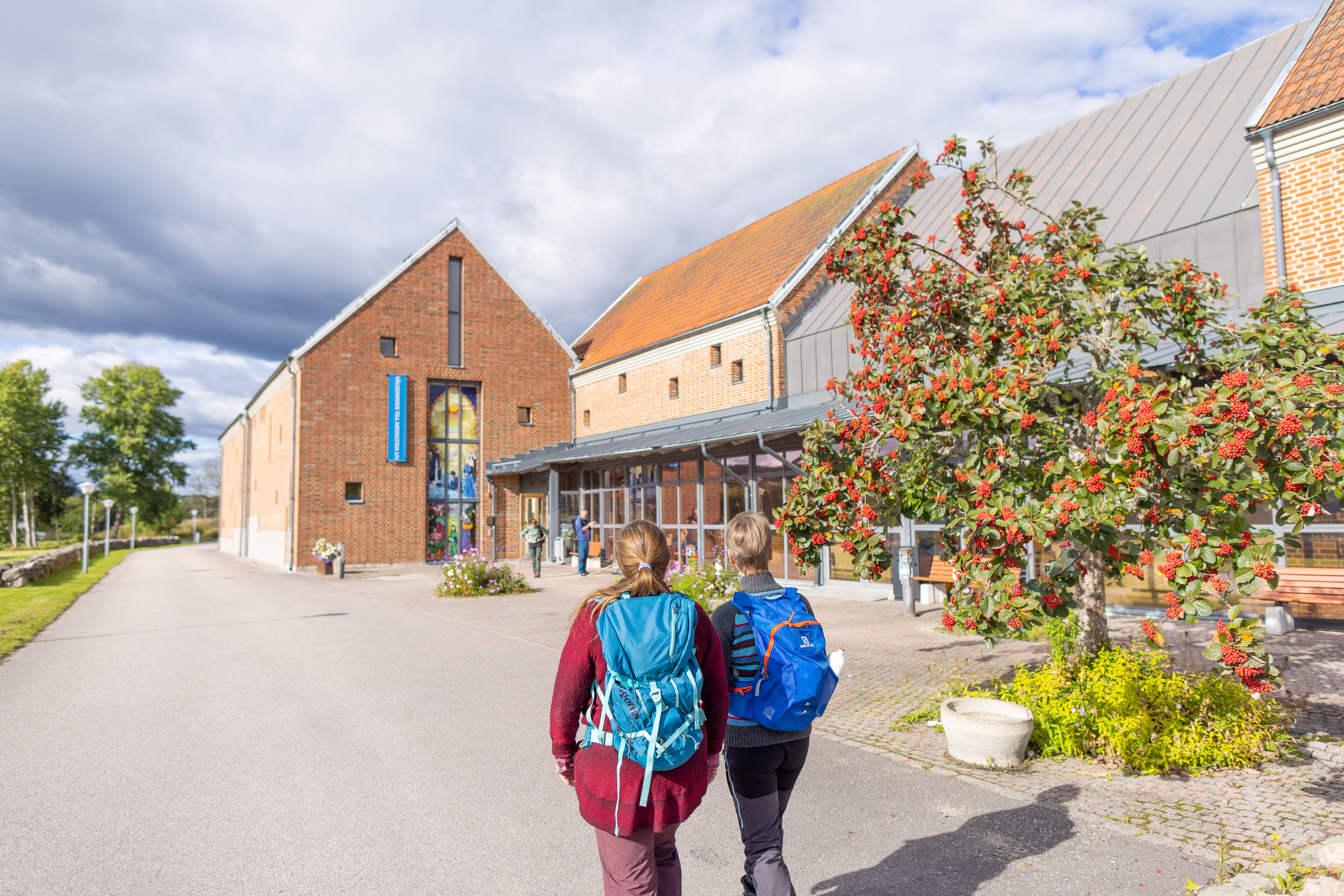 Vandrare utanför Lödöse Museum