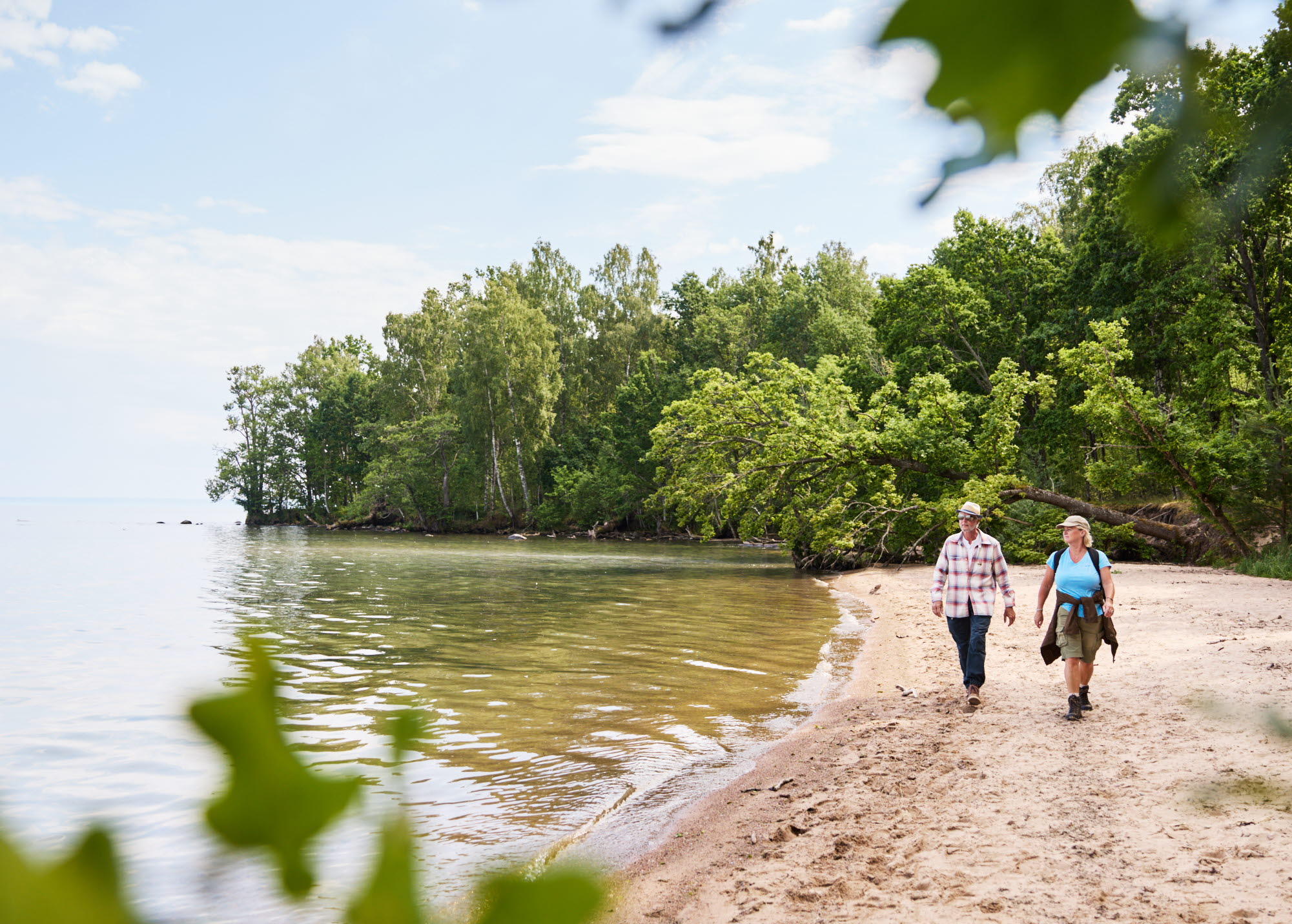 Hikers on the beach by Almnäs Bruk.