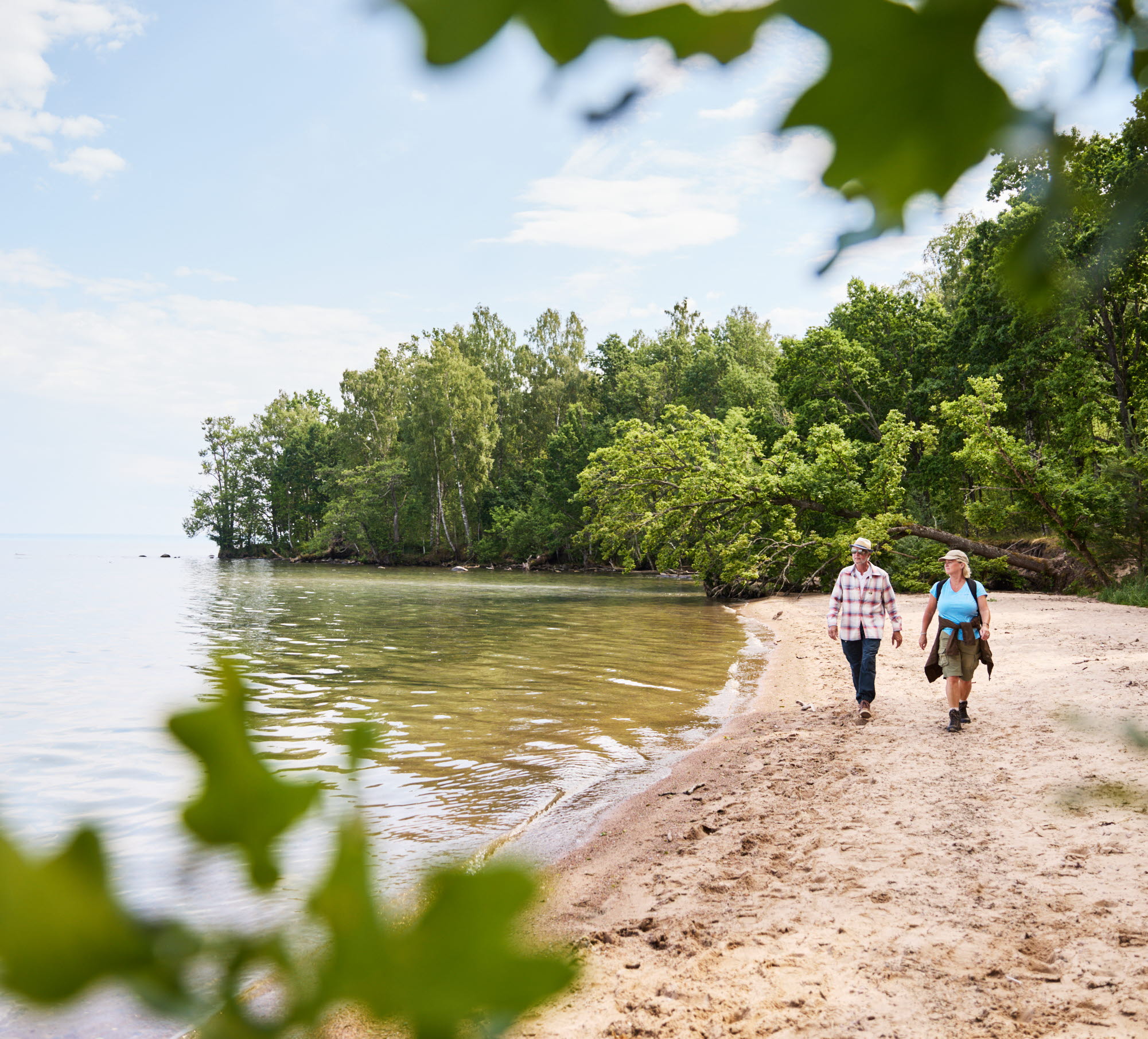 Vandrare på stranden vid Almnäs Bruk.