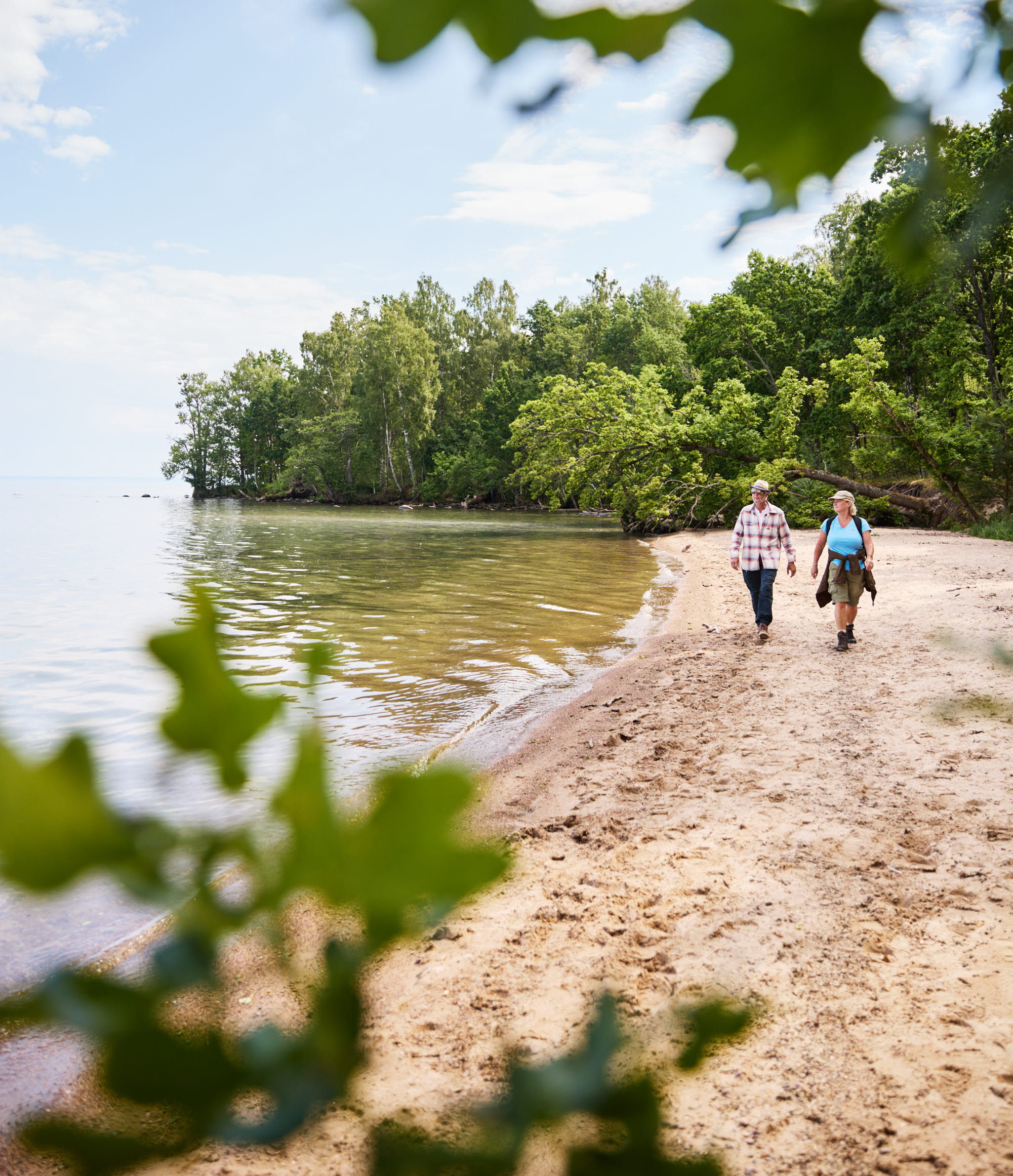 Hikers on the beach by Almnäs Bruk.