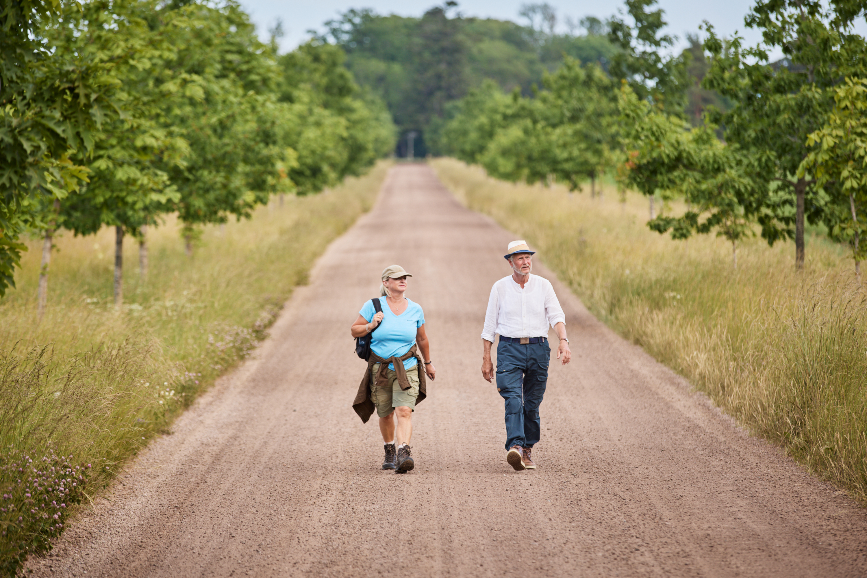 Vandrare på grusväg vid Almnäs Bruk.