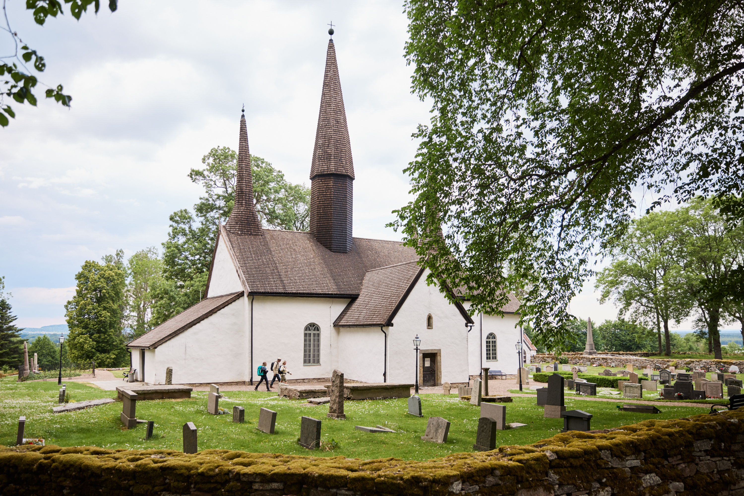 Människor som vandrar vid Kungslena kyrka.