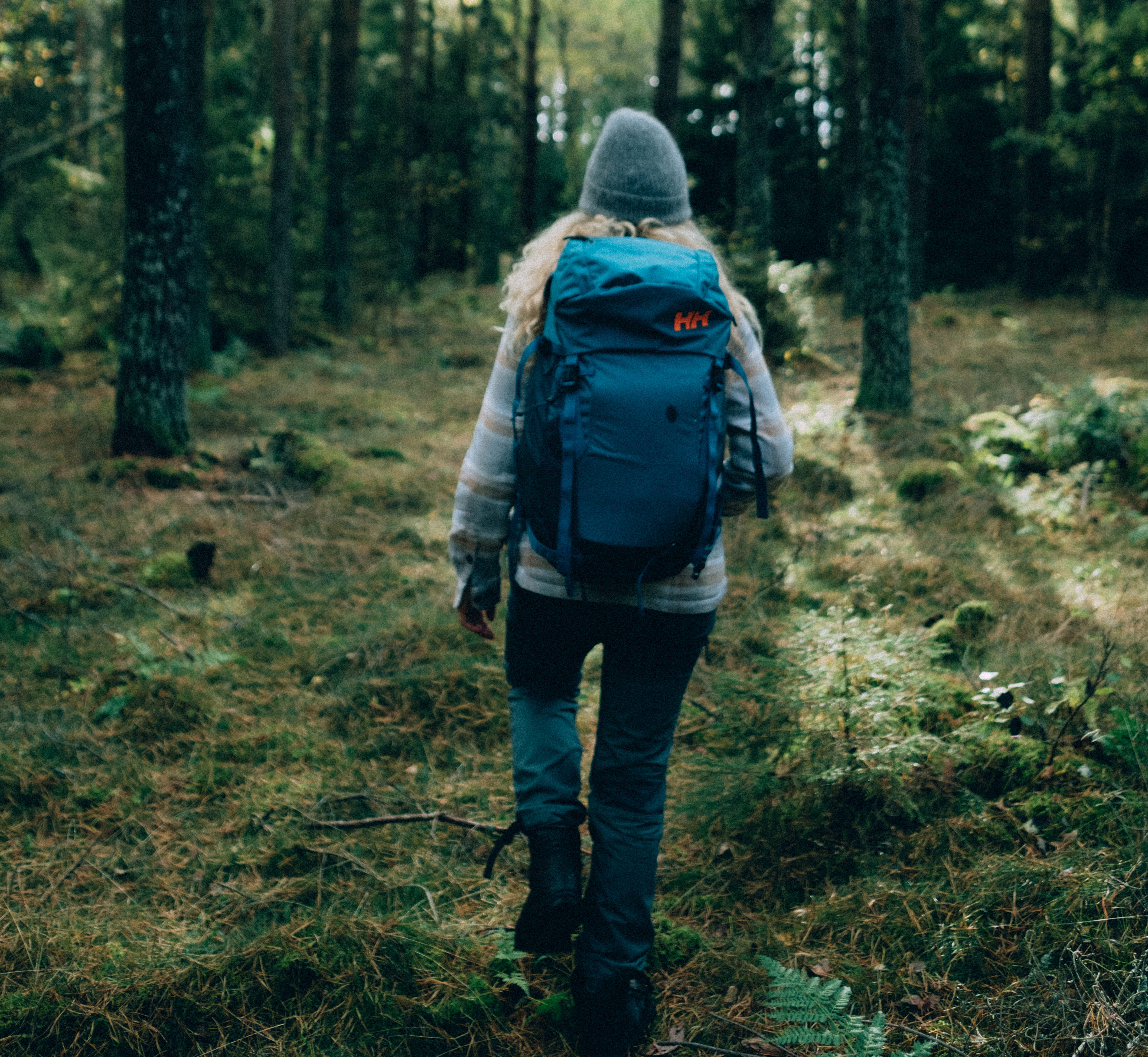 Kvinna vandrar Pilgrimsleden