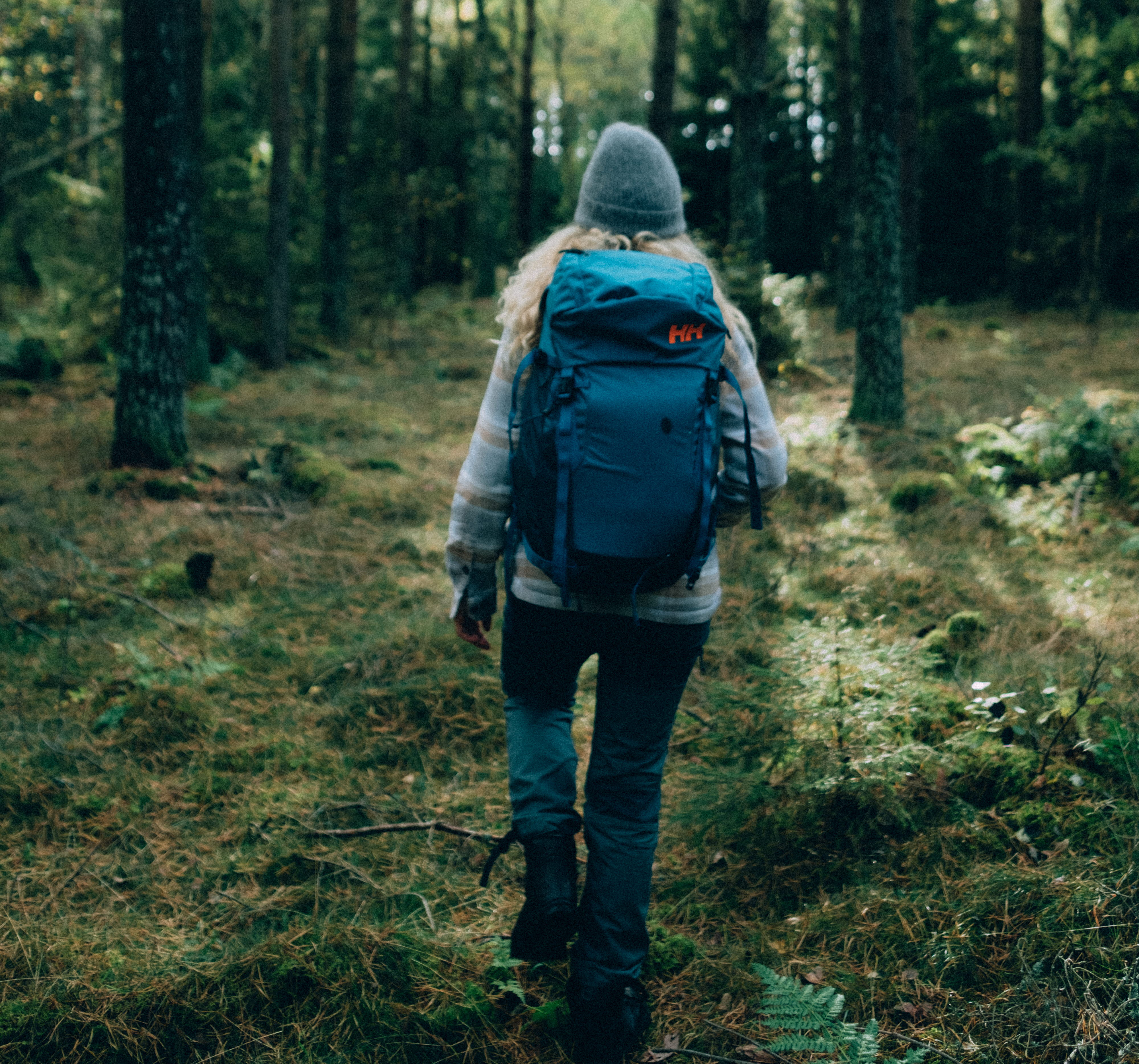 Kvinna vandrar Pilgrimsleden