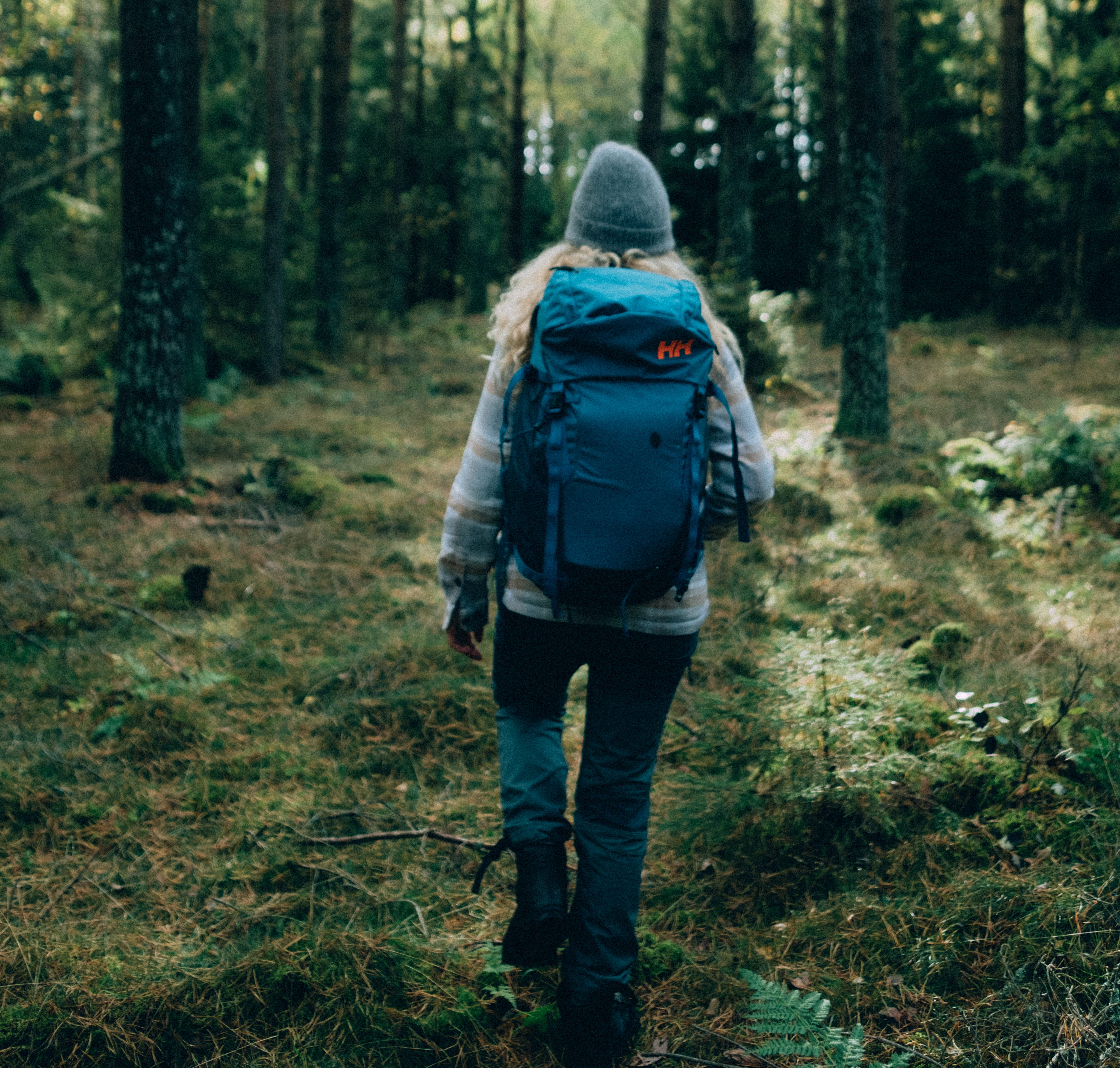 Kvinna vandrar Pilgrimsleden