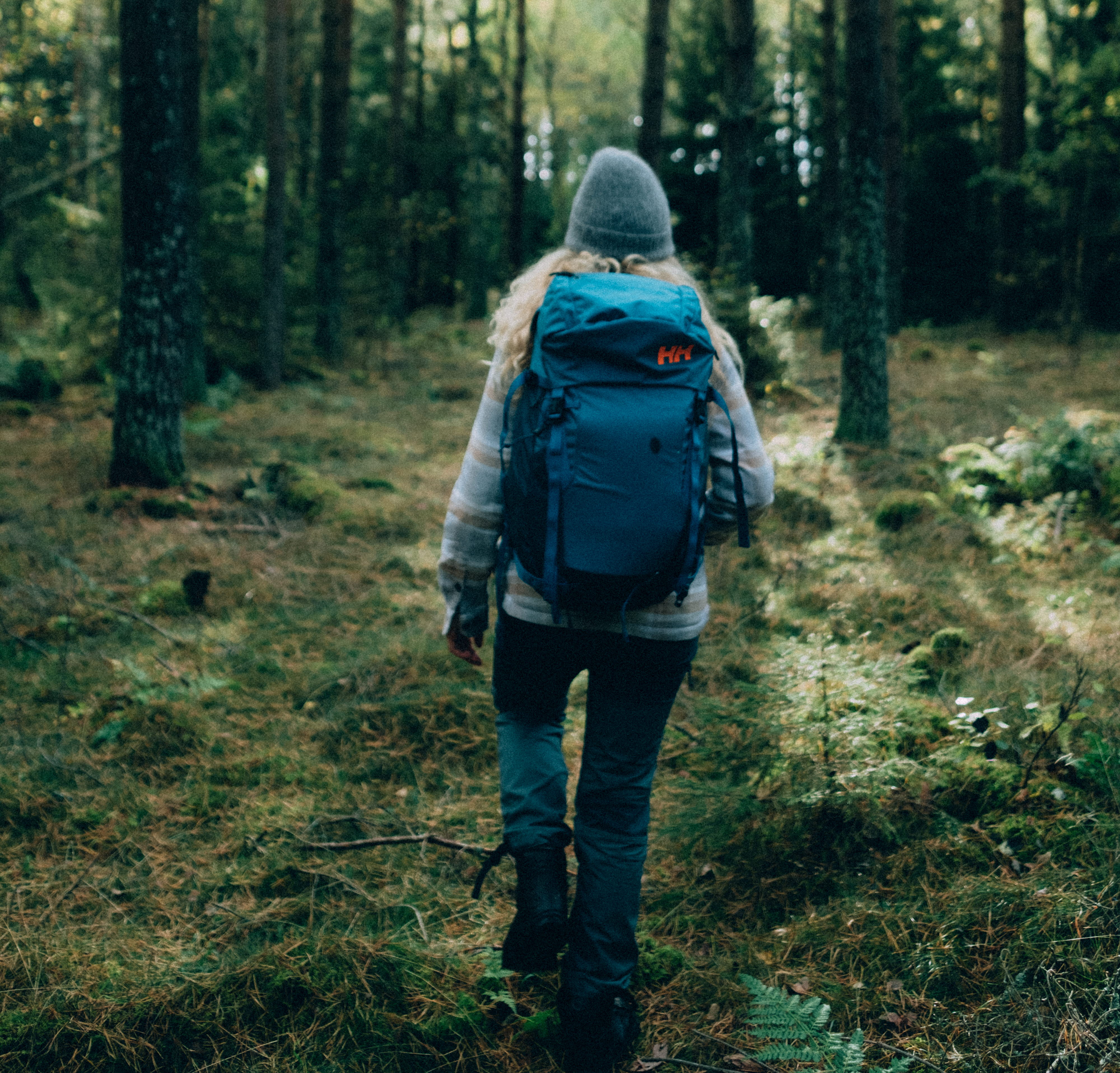 Kvinna vandrar Pilgrimsleden