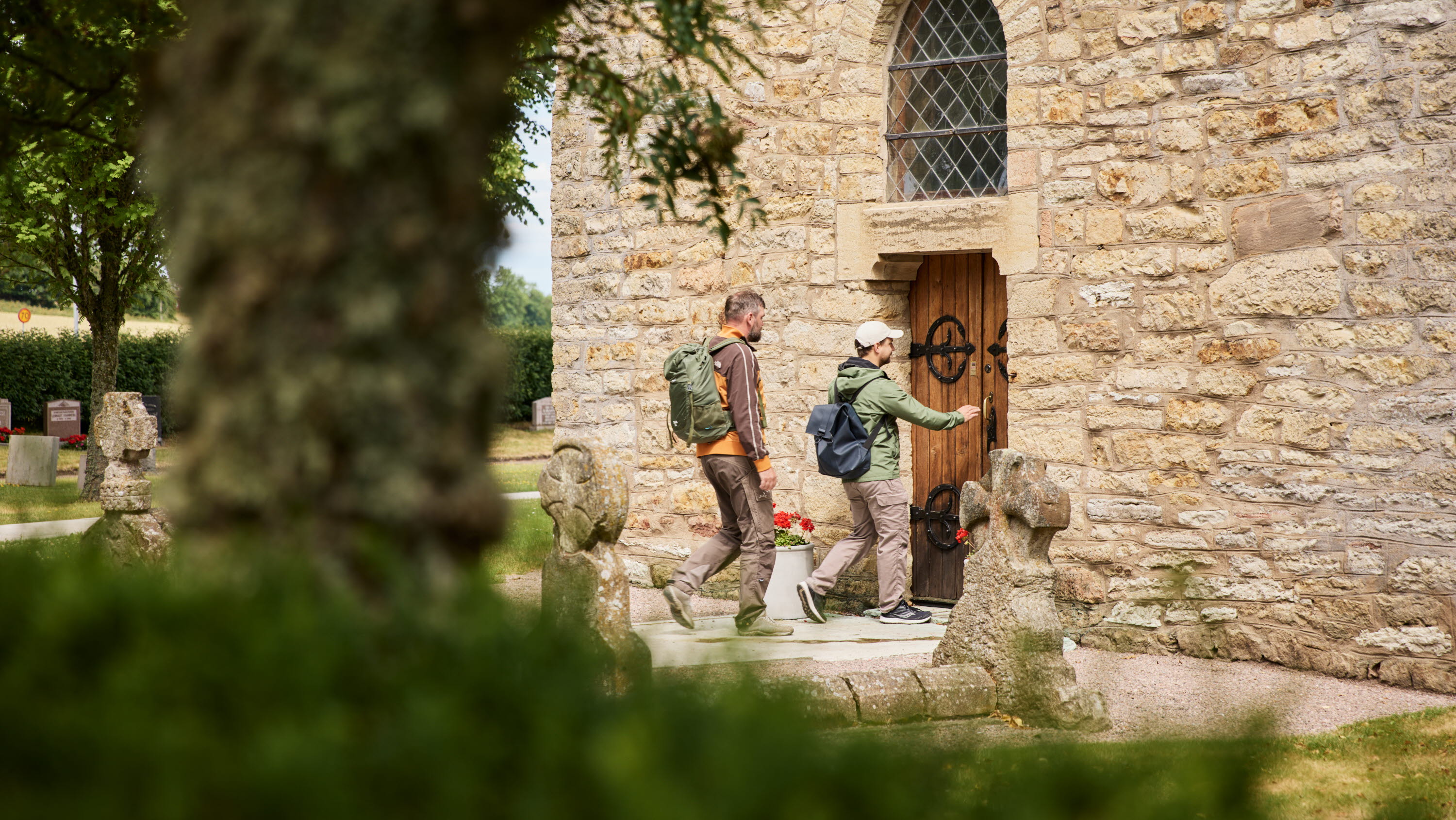 Vandrare besöker Husaby kyrka