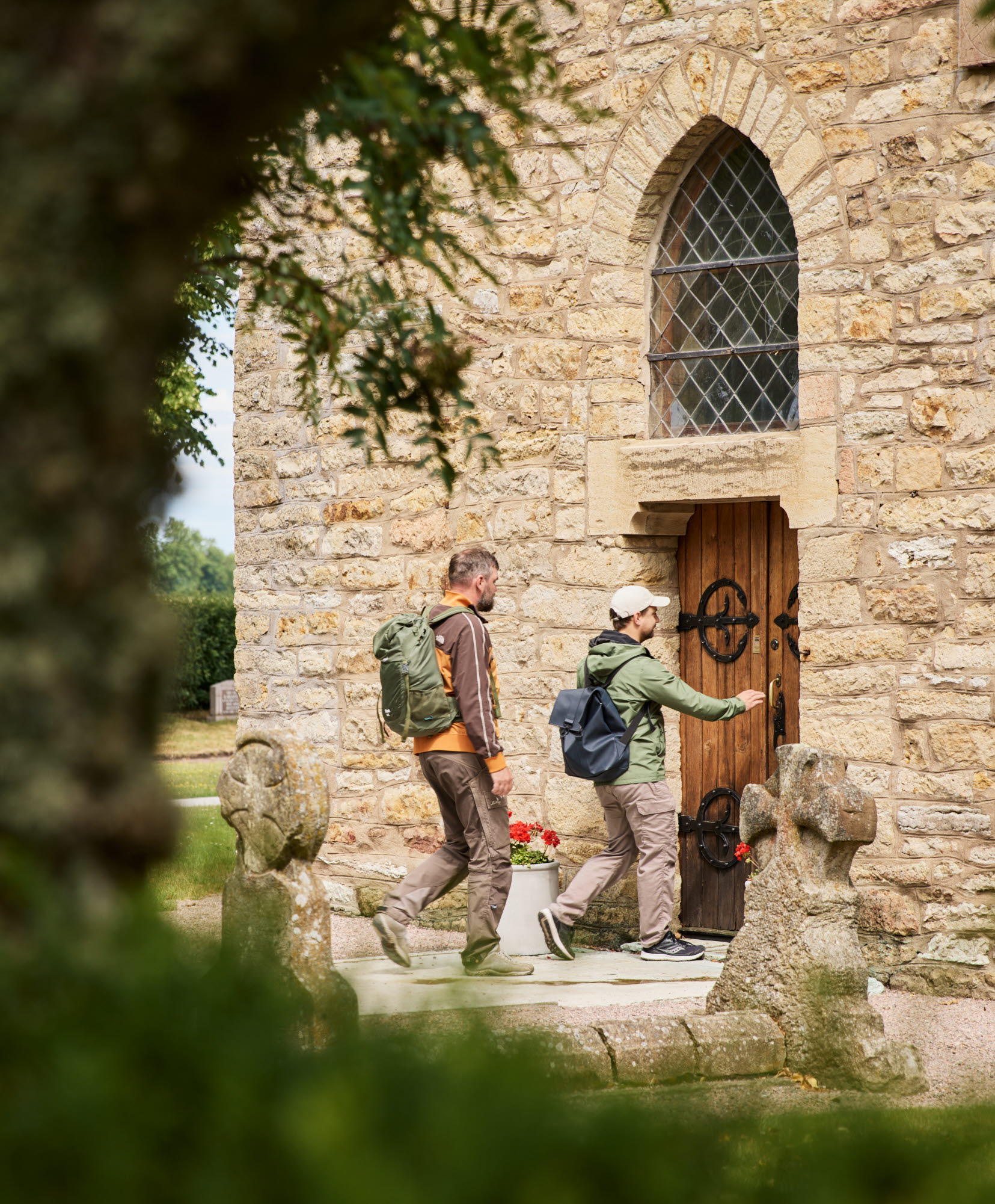 Vandrare besöker Husaby kyrka